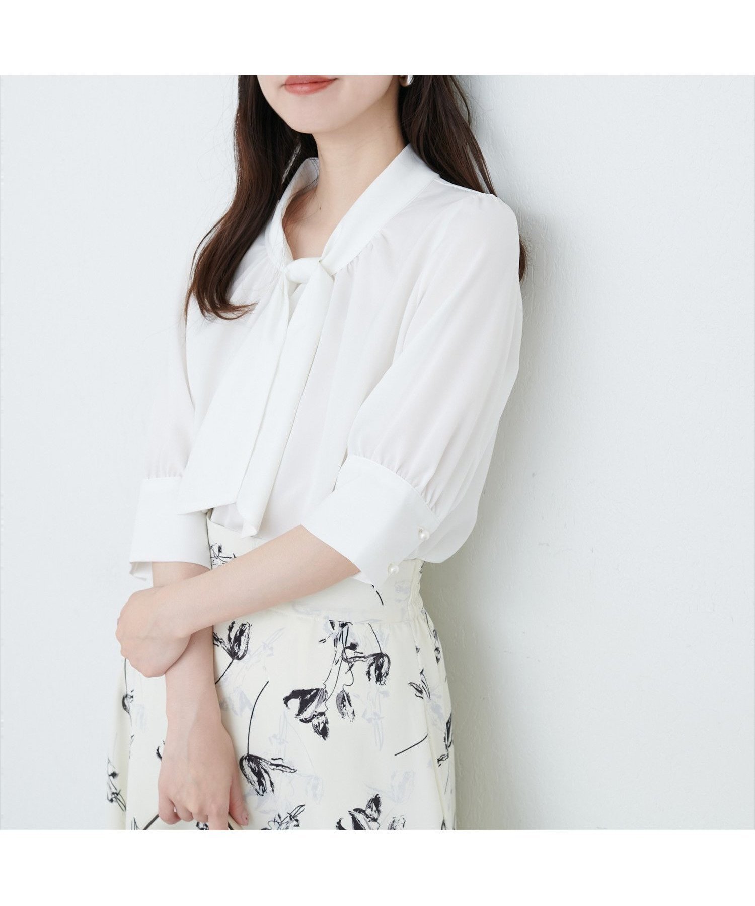 【ナチュラルクチュール/natural couture】の袖口パールノット結び6分袖ブラウス インテリア・キッズ・メンズ・レディースファッション・服の通販 founy(ファニー) 　ファッション　Fashion　レディースファッション　WOMEN　トップス・カットソー　Tops/Tshirt　シャツ/ブラウス　Shirts/Blouses　2025年　2025　2025春夏・S/S　Ss,Spring/Summer,2025　なめらか　Smooth　スリーブ　Sleeve　バルーン　Balloon　パール　Pearl　ロング　Long　ビジネス 仕事 通勤　Business　オフホワイト|ID: prp329100004540927 ipo3291000000032283650