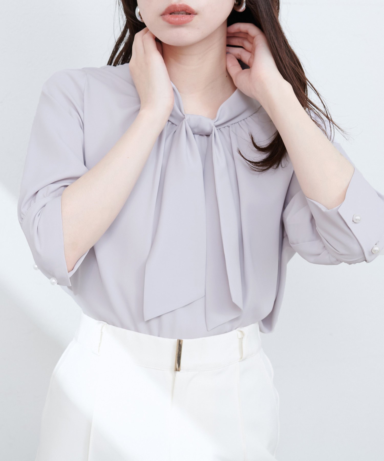 【ナチュラルクチュール/natural couture】の袖口パールノット結び6分袖ブラウス インテリア・キッズ・メンズ・レディースファッション・服の通販 founy(ファニー) 　ファッション　Fashion　レディースファッション　WOMEN　トップス・カットソー　Tops/Tshirt　シャツ/ブラウス　Shirts/Blouses　2025年　2025　2025春夏・S/S　Ss,Spring/Summer,2025　なめらか　Smooth　スリーブ　Sleeve　バルーン　Balloon　パール　Pearl　ロング　Long　ビジネス 仕事 通勤　Business　グレー|ID: prp329100004540927 ipo3291000000032283653