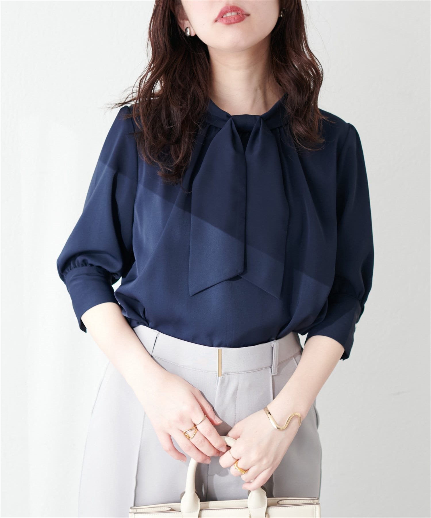 【ナチュラルクチュール/natural couture】の袖口パールノット結び6分袖ブラウス インテリア・キッズ・メンズ・レディースファッション・服の通販 founy(ファニー) 　ファッション　Fashion　レディースファッション　WOMEN　トップス・カットソー　Tops/Tshirt　シャツ/ブラウス　Shirts/Blouses　2025年　2025　2025春夏・S/S　Ss,Spring/Summer,2025　なめらか　Smooth　スリーブ　Sleeve　バルーン　Balloon　パール　Pearl　ロング　Long　ビジネス 仕事 通勤　Business　ネイビー|ID: prp329100004540927 ipo3291000000032283658