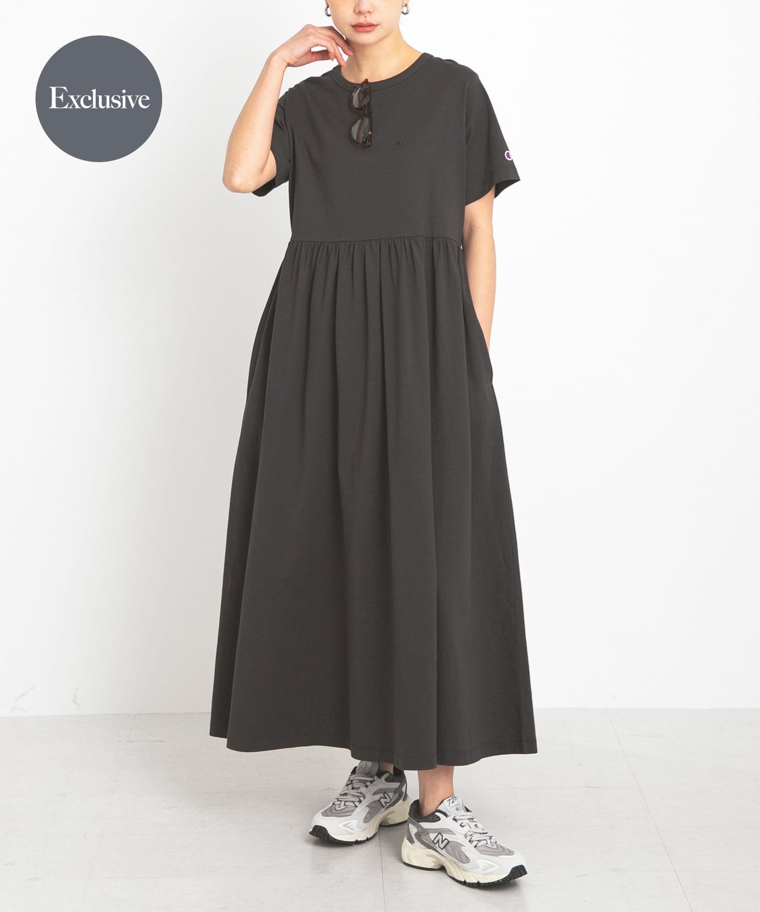 【サニーレーベル/Sonny Label / URBAN RESEARCH】の『別注』Champion*Sonny Label ギャザーワンピース インテリア・キッズ・メンズ・レディースファッション・服の通販 founy(ファニー) 　ファッション　Fashion　レディースファッション　WOMEN　ワンピース　Dress　2025年　2025　2025春夏・S/S　Ss,Spring/Summer,2025　ギャザー　Gather　シューズ　Shoes　ポケット　Pocket　別注　Special Order　夏　Summer　S/S・春夏　Ss・Spring/Summer　オフブラック|ID: prp329100004541675 ipo3291000000032267819