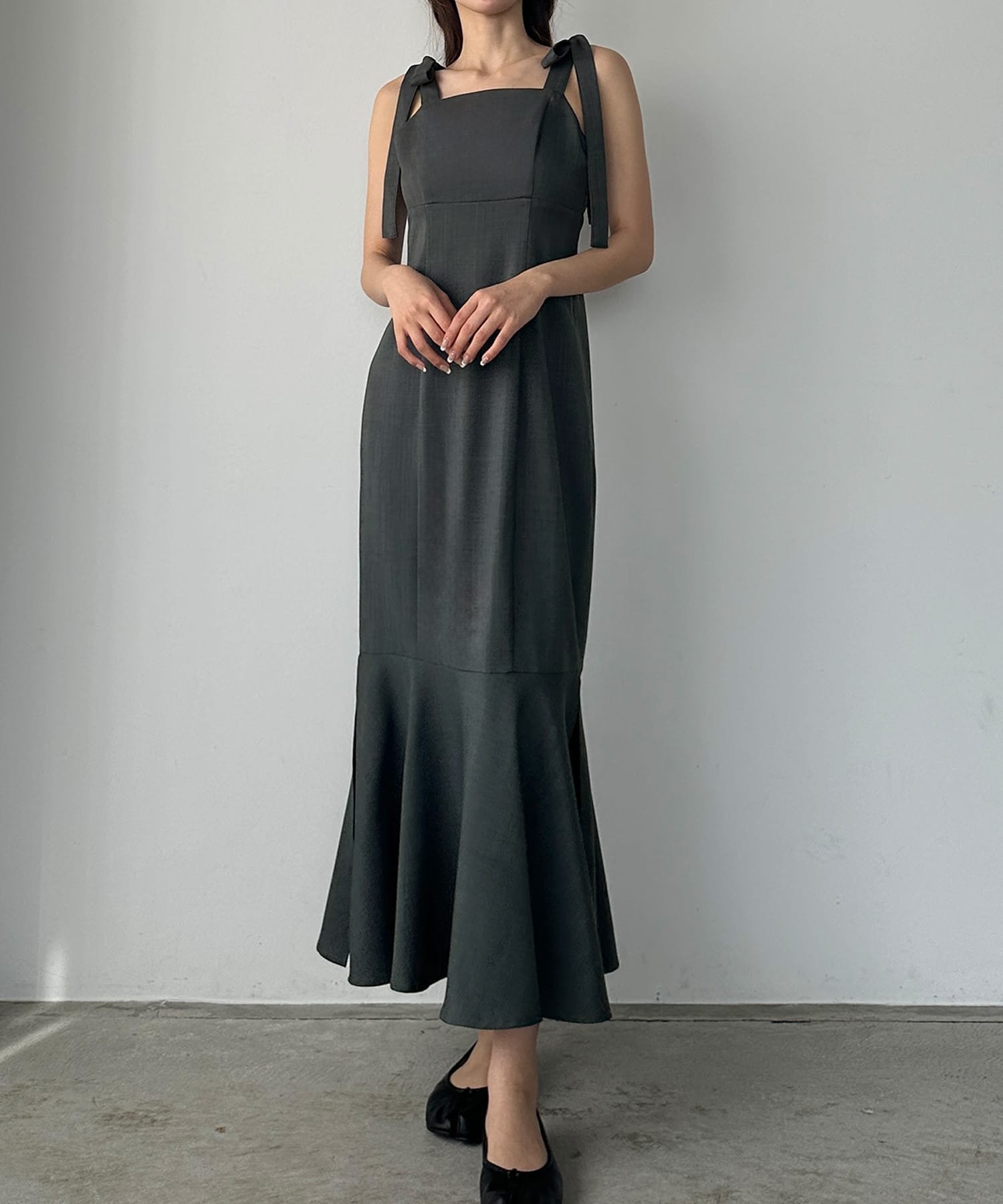 【ジュノア/JUNOAH】のLouere ショルダーリボンワンピース インテリア・キッズ・メンズ・レディースファッション・服の通販 founy(ファニー) 　ファッション　Fashion　レディースファッション　Fashion for Women　ワンピース　Dresses　チャコール|ID: prp329100004541922 ipo3291000000033673909
