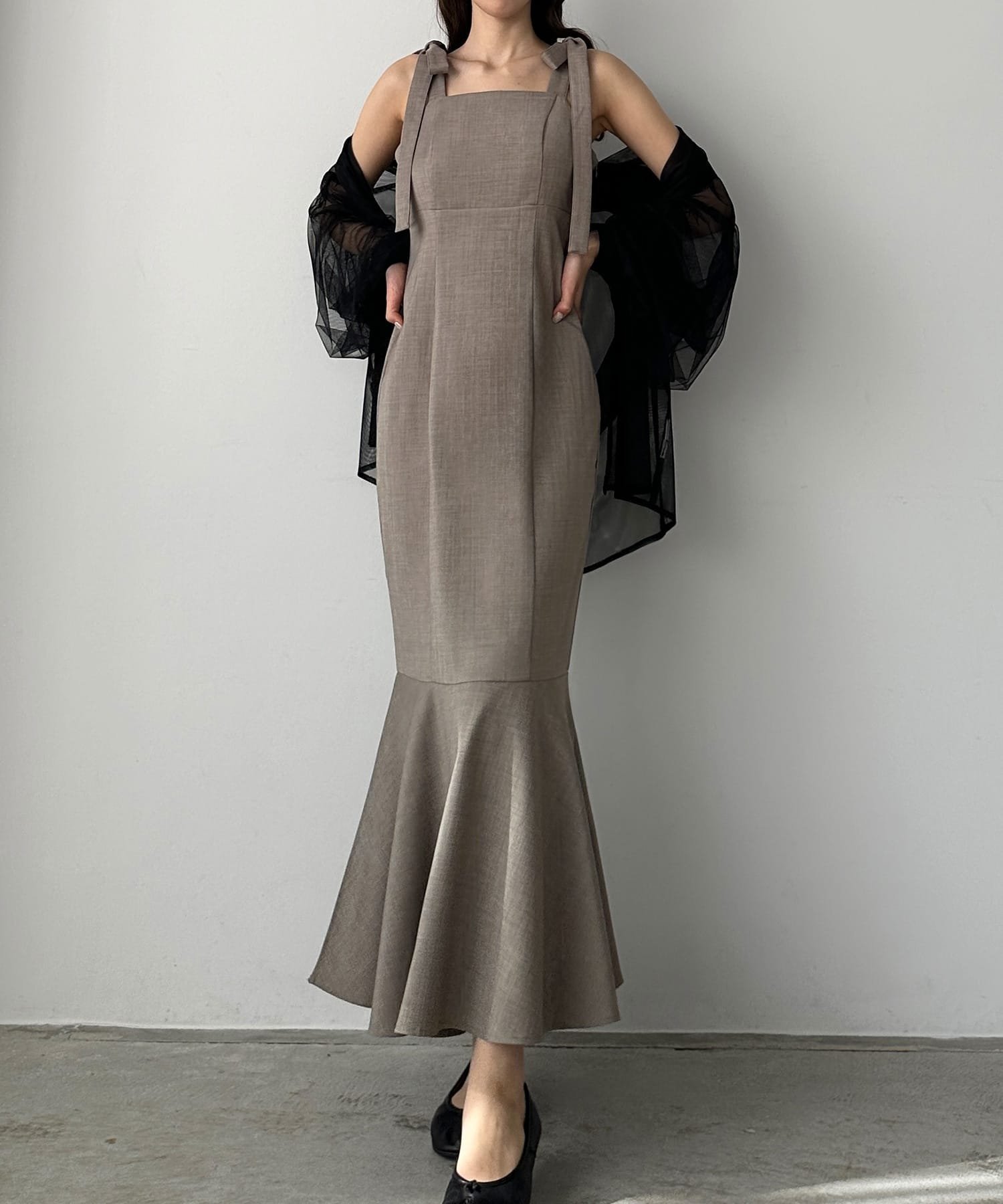 【ジュノア/JUNOAH】のLouere ショルダーリボンワンピース インテリア・キッズ・メンズ・レディースファッション・服の通販 founy(ファニー) 　ファッション　Fashion　レディースファッション　Fashion for Women　ワンピース　Dresses　グレージュ|ID: prp329100004541922 ipo3291000000033673910