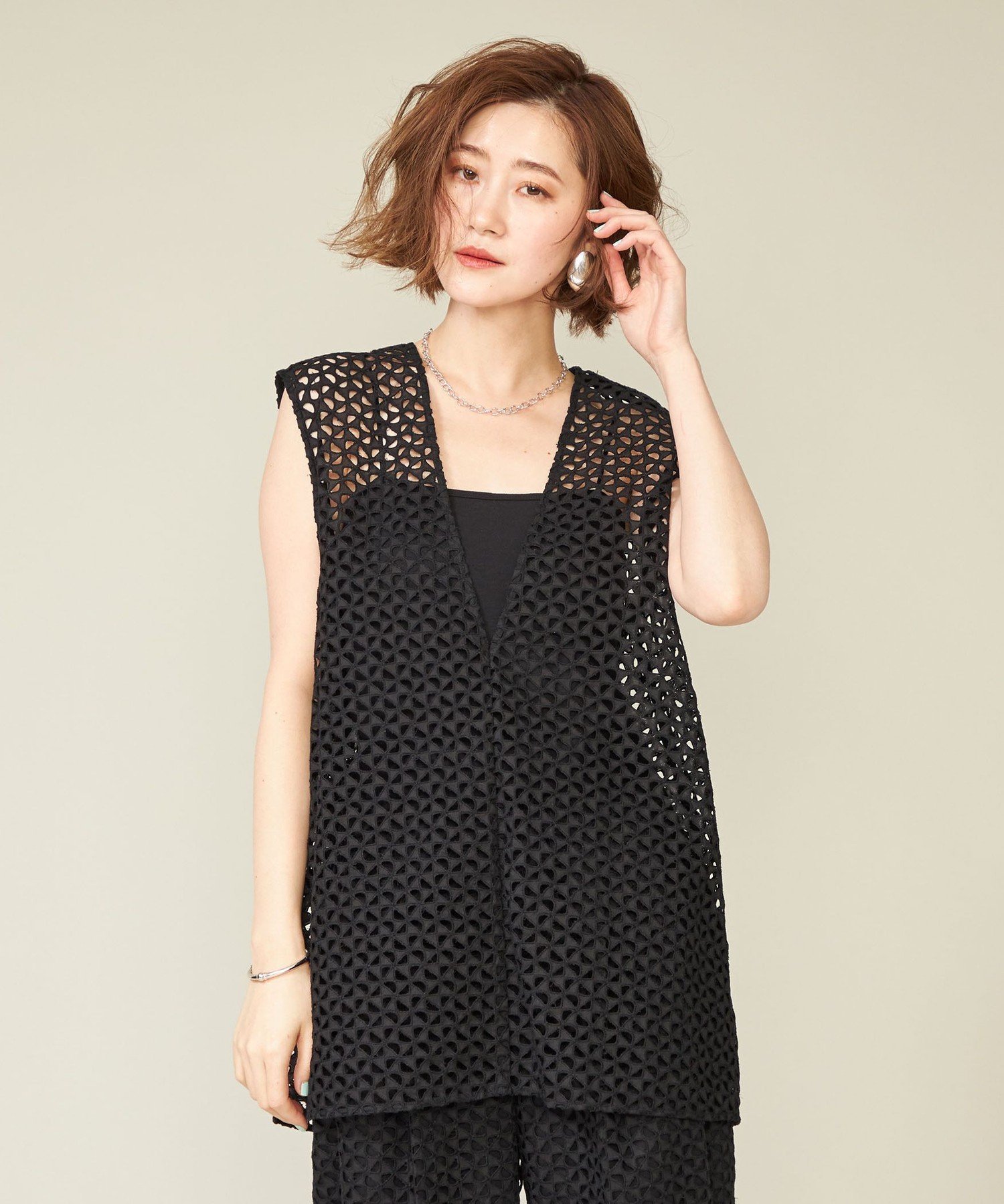 【ユナイテッドアローズ/UNITED ARROWS】のconte エンブロイダリー レース ディープVネック ベスト インテリア・キッズ・メンズ・レディースファッション・服の通販 founy(ファニー) 　ファッション　Fashion　レディースファッション　Ladies' Fashion Online　アウター　Coat Outerwear　トップス・カットソー　Tops/Tshirt　ベスト/ジレ　Gilets/Vests　Vネック　V-Neck　アイレット　Eyelet　エンブロイダリー　Embroidery　カットソー　Cut And Sew　シンプル　Simple　ベスト　Vest　レース　Race　エレガント 上品　Elegant　BLACK|ID: prp329100004542014 ipo3291000000032676652