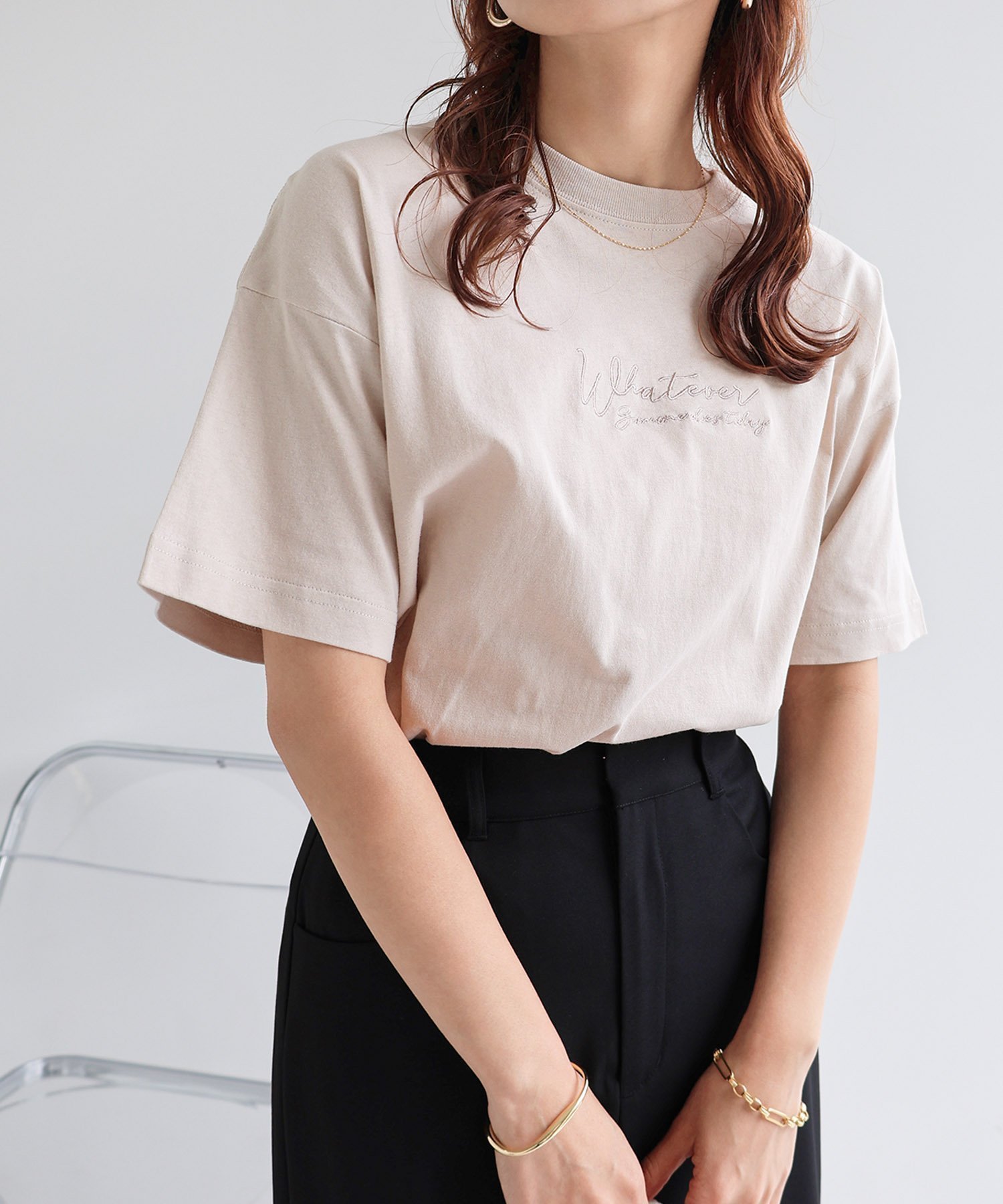 【アンドミー/andme】のコットン 天竺 ロゴ 刺繍 エンブロイダリー 半袖 Tシャツ インテリア・キッズ・メンズ・レディースファッション・服の通販 founy(ファニー) 　ファッション　Fashion　レディースファッション　Fashion for Women　トップス・カットソー　Cut & Sew Tops　シャツ・ブラウス・オフィスカジュアル　Elegant Blouses & Button-Ups　ロングTシャツ・Tシャツ　Longline T-Shirts & Tees　おすすめ　Recommended / Our Picks　エンブロイダリー　Embroidery Design　スリット　Slit, Slit Detail　ベーシック　Basic, Essential　人気　Popular, Best Seller　半袖　Short Sleeve, Half Sleeve　ベージュ×ベージュ|ID: prp329100004542261 ipo3291000000033634622