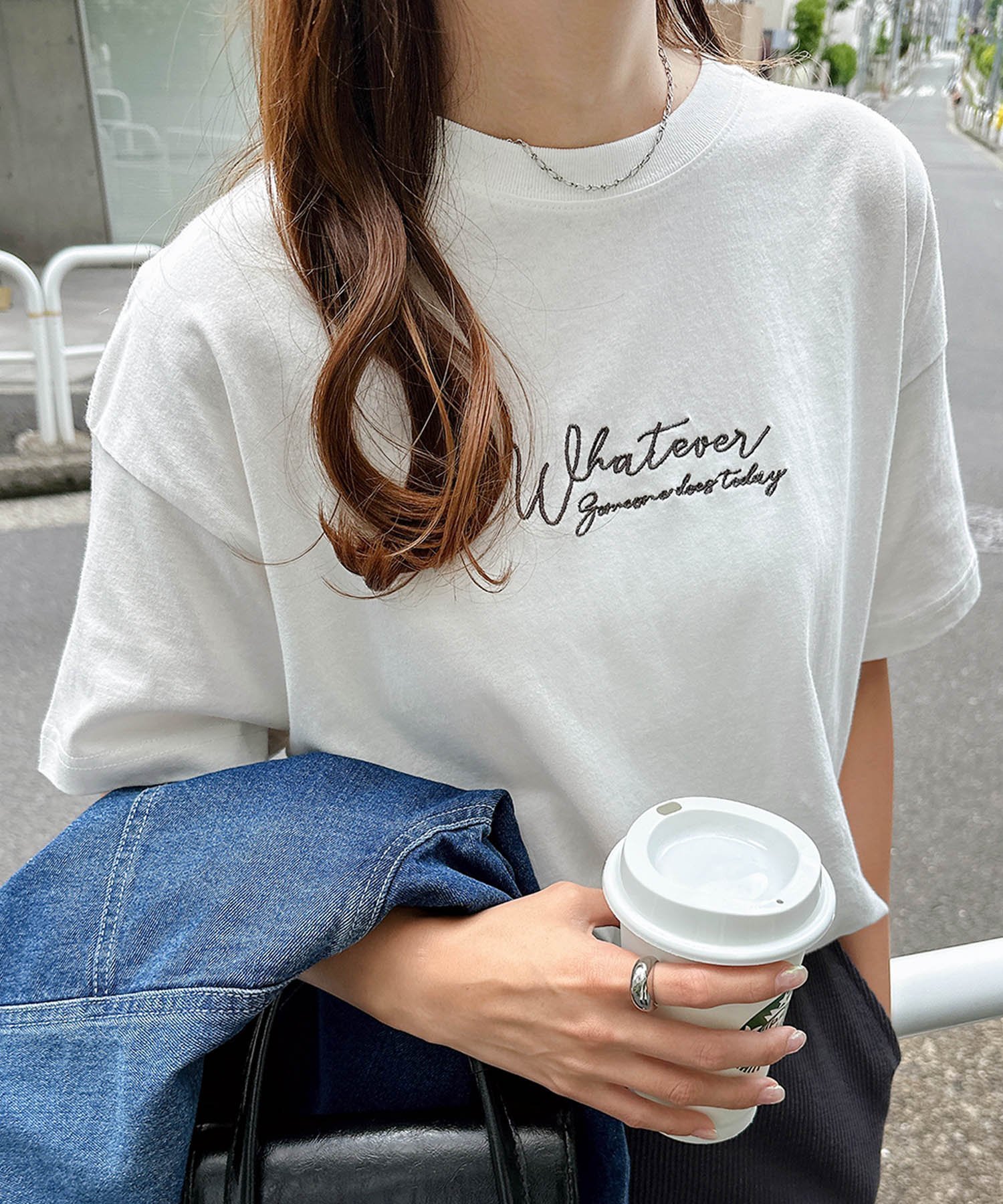 【アンドミー/andme】のコットン 天竺 ロゴ 刺繍 エンブロイダリー 半袖 Tシャツ インテリア・キッズ・メンズ・レディースファッション・服の通販 founy(ファニー) 　ファッション　Fashion　レディースファッション　Fashion for Women　トップス・カットソー　Cut & Sew Tops　シャツ・ブラウス・オフィスカジュアル　Elegant Blouses & Button-Ups　ロングTシャツ・Tシャツ　Longline T-Shirts & Tees　おすすめ　Recommended / Our Picks　エンブロイダリー　Embroidery Design　スリット　Slit, Slit Detail　ベーシック　Basic, Essential　人気　Popular, Best Seller　半袖　Short Sleeve, Half Sleeve　オフホワイト×チャコールグレー|ID: prp329100004542261 ipo3291000000033634624