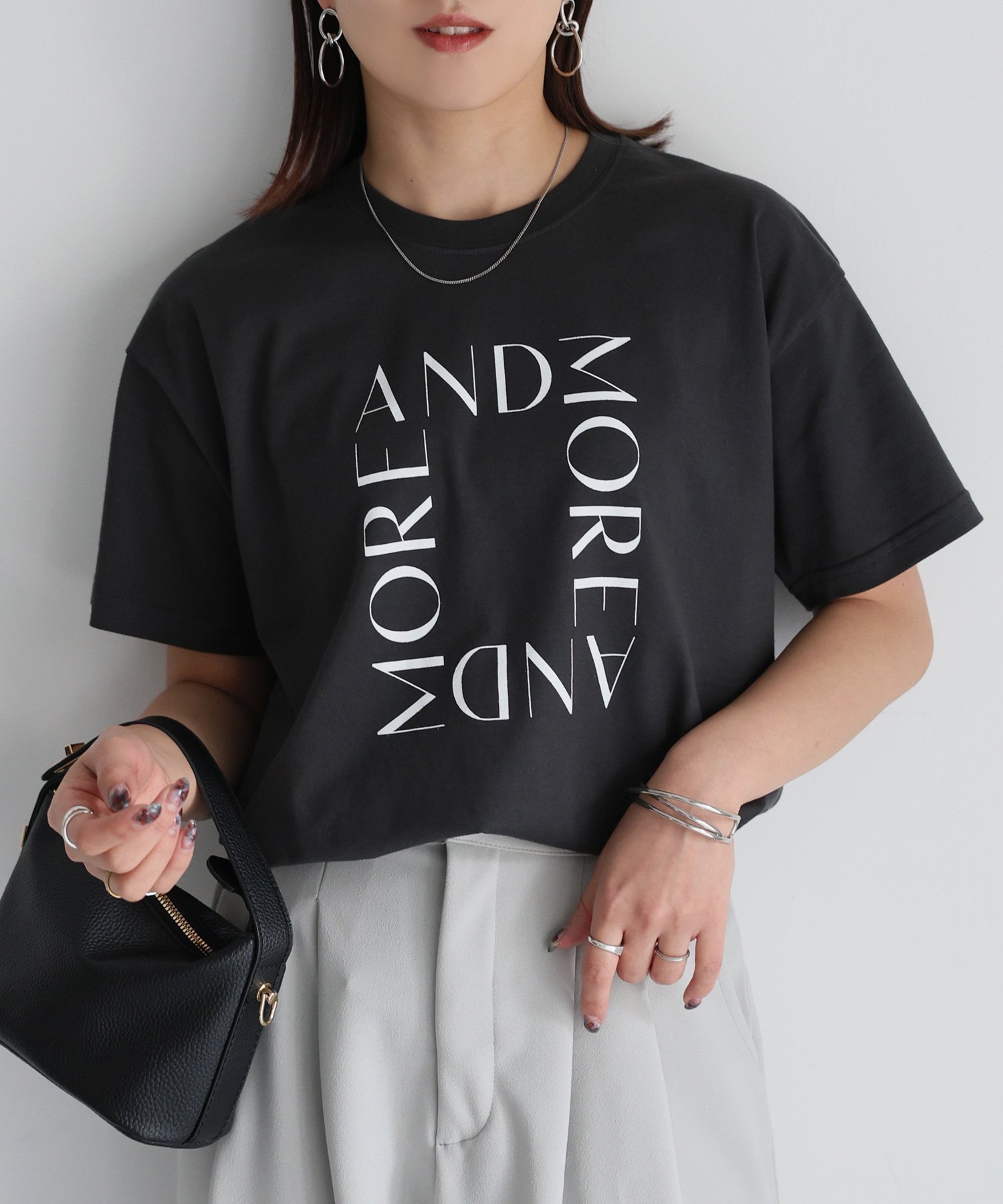 【リベリー/Riberry】のスクエアロゴプリント半袖Tシャツ インテリア・キッズ・メンズ・レディースファッション・服の通販 founy(ファニー) 　ファッション　Fashion　レディースファッション　Ladies' Fashion Online　トップス・カットソー　Tops/Tshirt　シャツ/ブラウス　Shirts/Blouses　ロング / Tシャツ　T-Shirts　インナー　Inner　コンパクト　Compact　サロペット　Overalls　ジャケット　Jacket　スウェット　Sweat　スクエア　Square　スラックス　Slacks　バランス　Balance　プリント　Print　ボトム　Bottom　半袖　Short Sleeve　レギュラー　Regular　ロング　Long　おすすめ　Recommend　夏　Summer　チャコールグレー×ホワイト|ID: prp329100004542277 ipo3291000000032607217