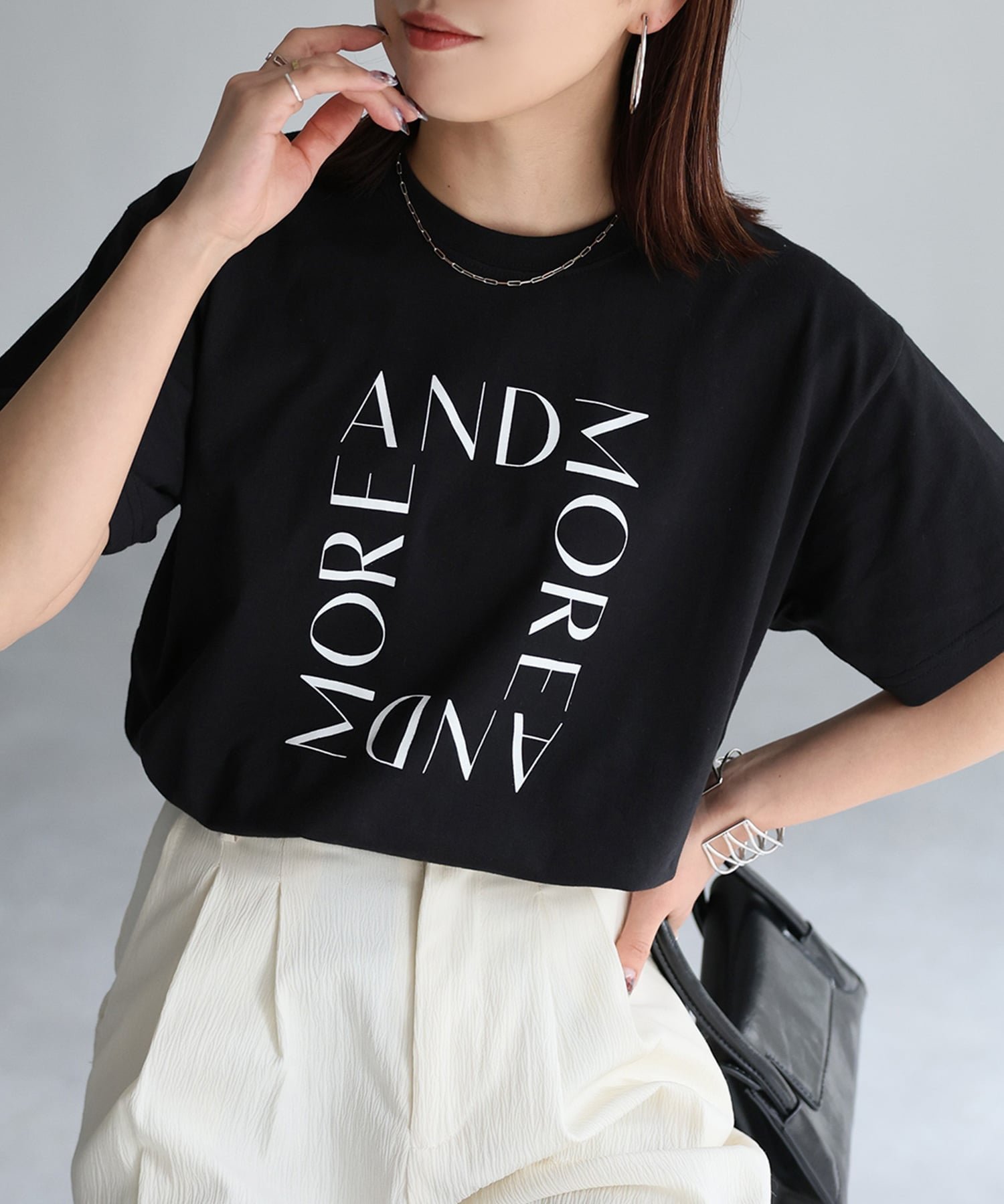 【リベリー/Riberry】のスクエアロゴプリント半袖Tシャツ/綿100% インテリア・キッズ・メンズ・レディースファッション・服の通販 founy(ファニー) 　ファッション　Fashion　レディースファッション　Fashion for Women　トップス・カットソー　Cut & Sew Tops　シャツ・ブラウス・オフィスカジュアル　Elegant Blouses & Button-Ups　ロングTシャツ・Tシャツ　Longline T-Shirts & Tees　インナー　Innerwear　コンパクト　Compact, Small Size　サロペット　Overalls, Salopette　ジャケット　Jacket, Outerwear　スウェット / スエット　Sweatshirt, Sweatwear　スクエア　Square, Square Shape　スラックス　Slacks, Dress Pants　バランス　Balance, Style Balance　プリント　Print, Printed Pattern　ボトム　Bottoms, Lower Wear　半袖　Short Sleeve, Half Sleeve　レギュラー　Regular, Standard Fit　ロング　Long, Long-Length　おすすめ　Recommended / Our Picks　夏　Summer　ブラック×ホワイト|ID: prp329100004542277 ipo3291000000033579442