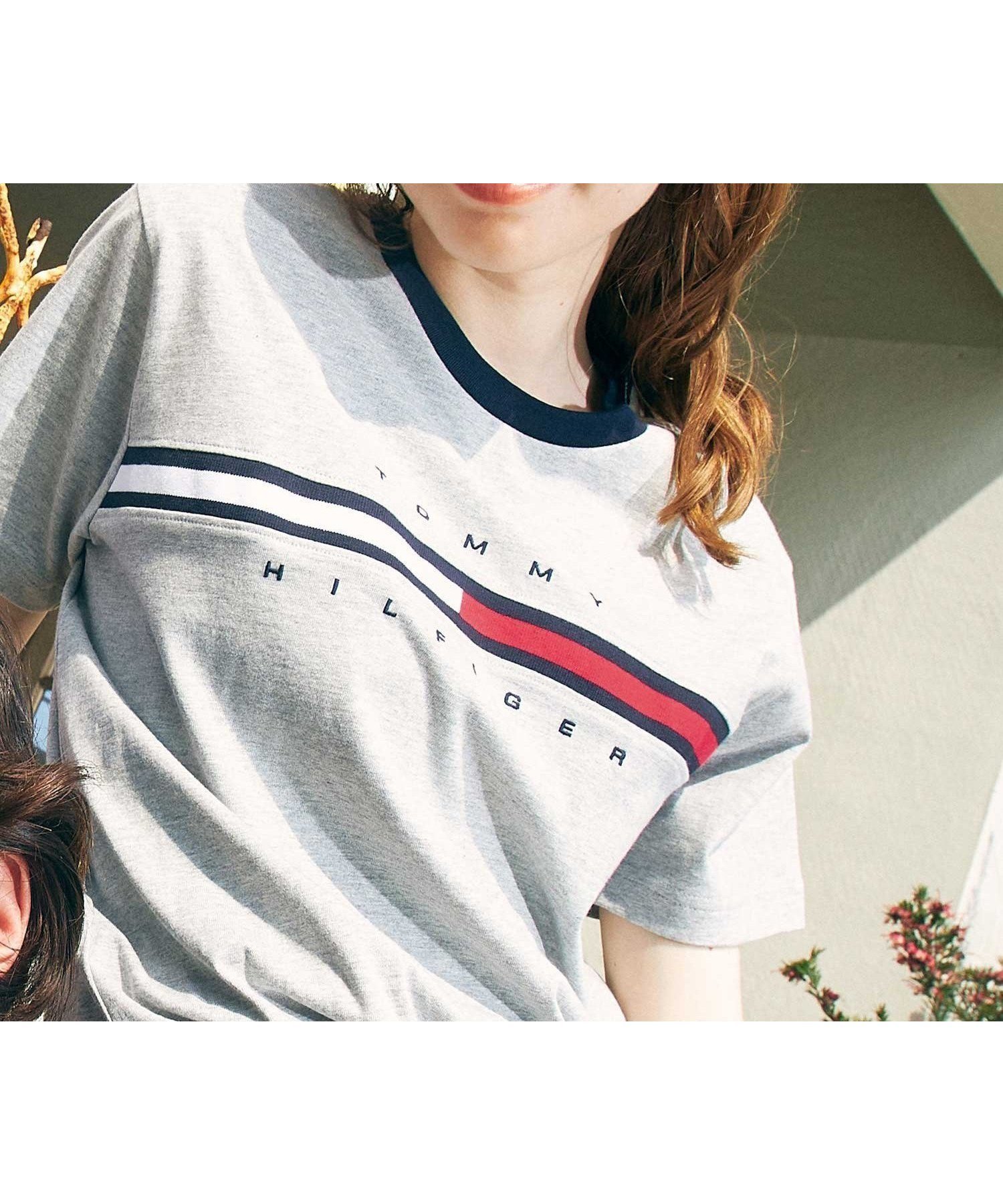 【トミーヒルフィガー/TOMMY HILFIGER】の【オンライン限定】トミーヒルフィガーロゴTシャツ / TINO TEE インテリア・キッズ・メンズ・レディースファッション・服の通販 founy(ファニー) 　ファッション　Fashion　レディースファッション　WOMEN　トップス・カットソー　Tops/Tshirt　シャツ/ブラウス　Shirts/Blouses　ロング / Tシャツ　T-Shirts　グレーP8F|ID: prp329100004542385 ipo3291000000032095725