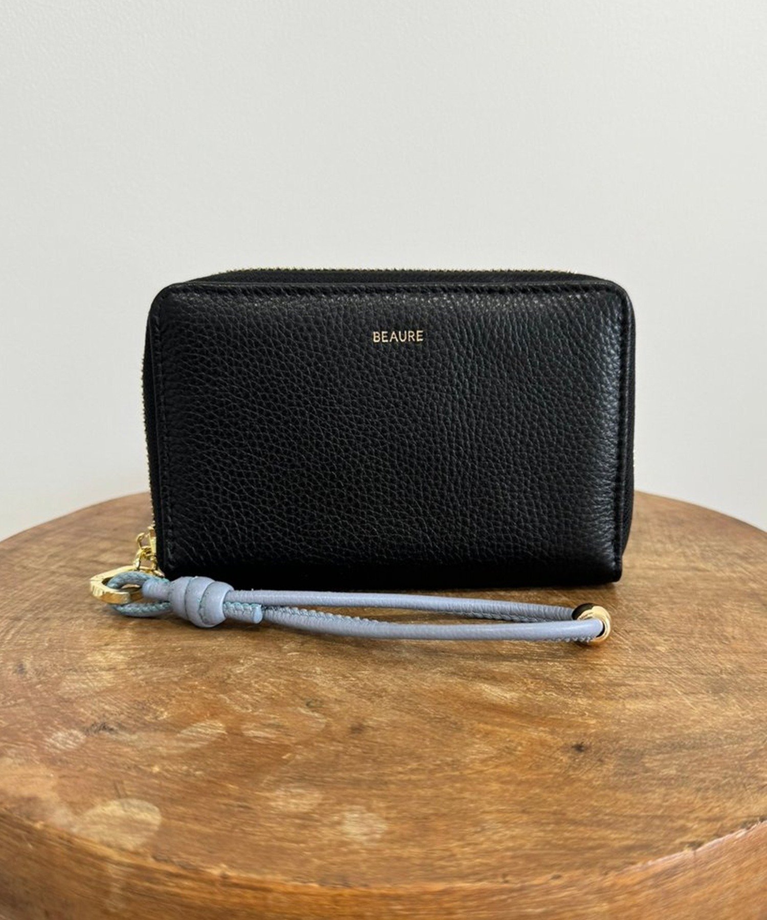 【その他のブランド/Other】のBEAURE/カウレザー ハンドストラップ付きB7ウォレット B-24097 プレゼント インテリア・キッズ・メンズ・レディースファッション・服の通販 founy(ファニー) 　ファッション　Fashion　レディースファッション　WOMEN　ウォレット　Wallet　コンパクト　Compact　財布　Wallet　定番　Standard　ポケット　Pocket　再入荷　Restock/Back In Stock/Re Arrival　おすすめ　Recommend　旅行　Travel　BLK|ID: prp329100004542421 ipo3291000000032096211