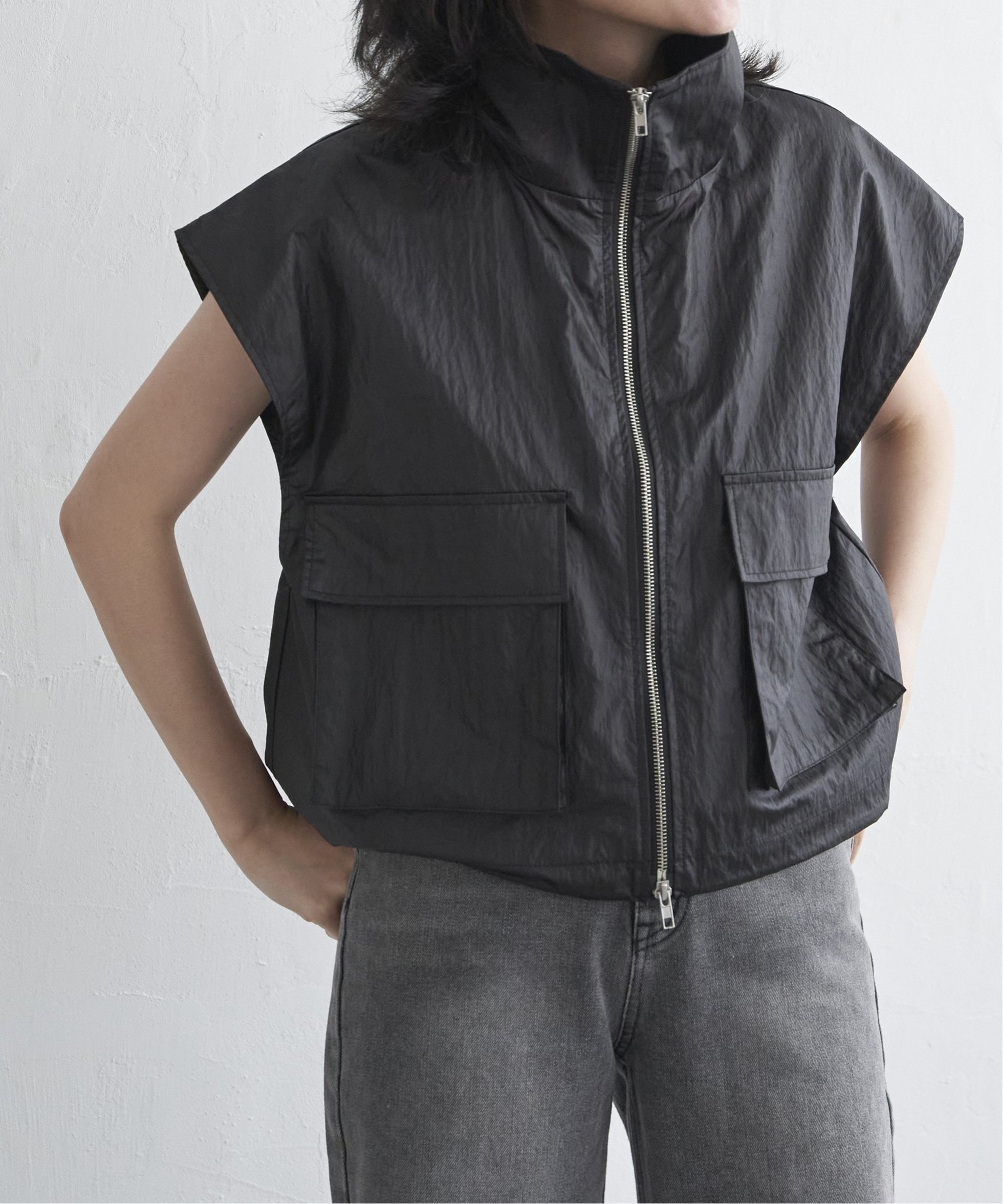 【ヴァンス エクスチェンジ/VENCE EXCHANGE】のパールタフタスタンドベスト インテリア・キッズ・メンズ・レディースファッション・服の通販 founy(ファニー) 　ファッション　Fashion　レディースファッション　Fashion for Women　アウター　Coat / Outerwear Collection　トップス・カットソー　Cut & Sew Tops　ベスト&ジレ / 重ね着スタイル　Vests & Gilets　おすすめ　Recommended / Our Picks　カーゴパンツ　Cargo Pants, Utility Pants　ショート　Short, Short Length　スタンド　Stand Collar, Upright Stand　タフタ　Taffeta, Structured Fabric　デニム　Denim, Jeans Material　パール　Pearl, Pearl Accent　フラップ　Flap, Flap Pocket　プリーツ　Pleats, Pleated　ベスト　Vest, Waistcoat　ポケット　Pocket, Pocket Detail　ワイド　Wide, Wide Fit　ブラック|ID: prp329100004543714 ipo3291000000032713499