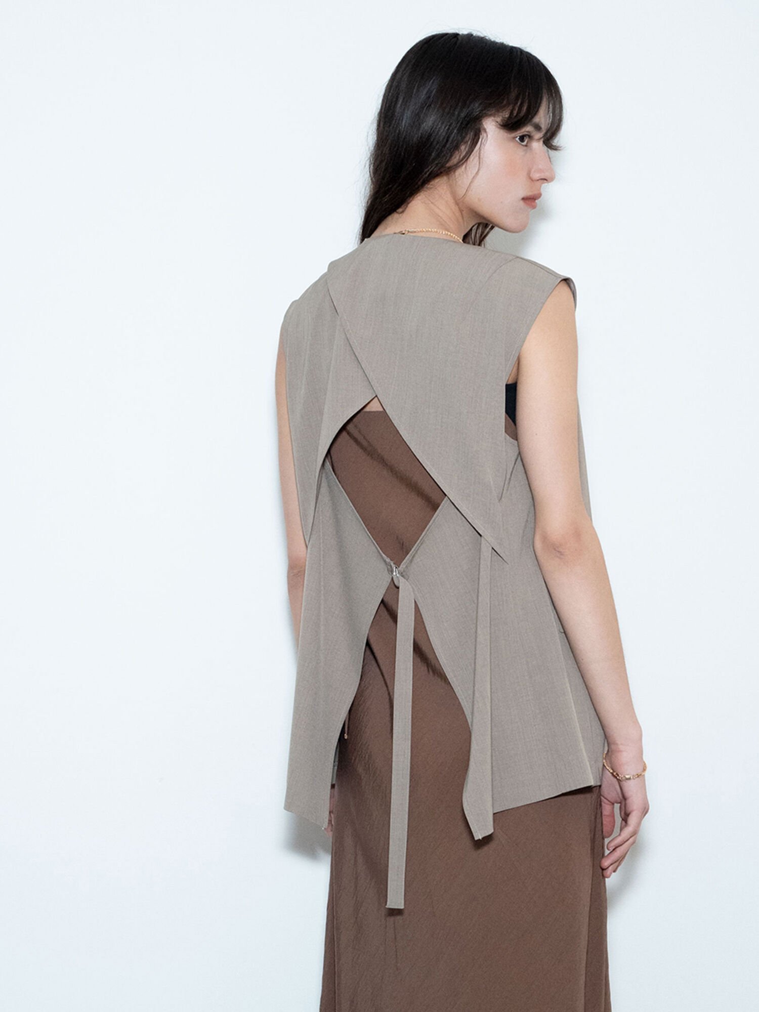 【テチチ/Te chichi】の麻調バックオープンジレ(セットアップ可)《2025summer catalog item》 インテリア・キッズ・メンズ・レディースファッション・服の通販 founy(ファニー) 　ファッション　Fashion　レディースファッション　WOMEN　アウター　Coat Outerwear　トップス・カットソー　Tops/Tshirt　ベスト/ジレ　Gilets/Vests　バッグ　Bag　2025年　2025　2025春夏・S/S　Ss,Spring/Summer,2025　おすすめ　Recommend　カシュクール　Cachecoeur　セットアップ　Set Up　フロント　Front　夏　Summer　雑誌　Magazine　モカ|ID: prp329100004543794 ipo3291000000032108867