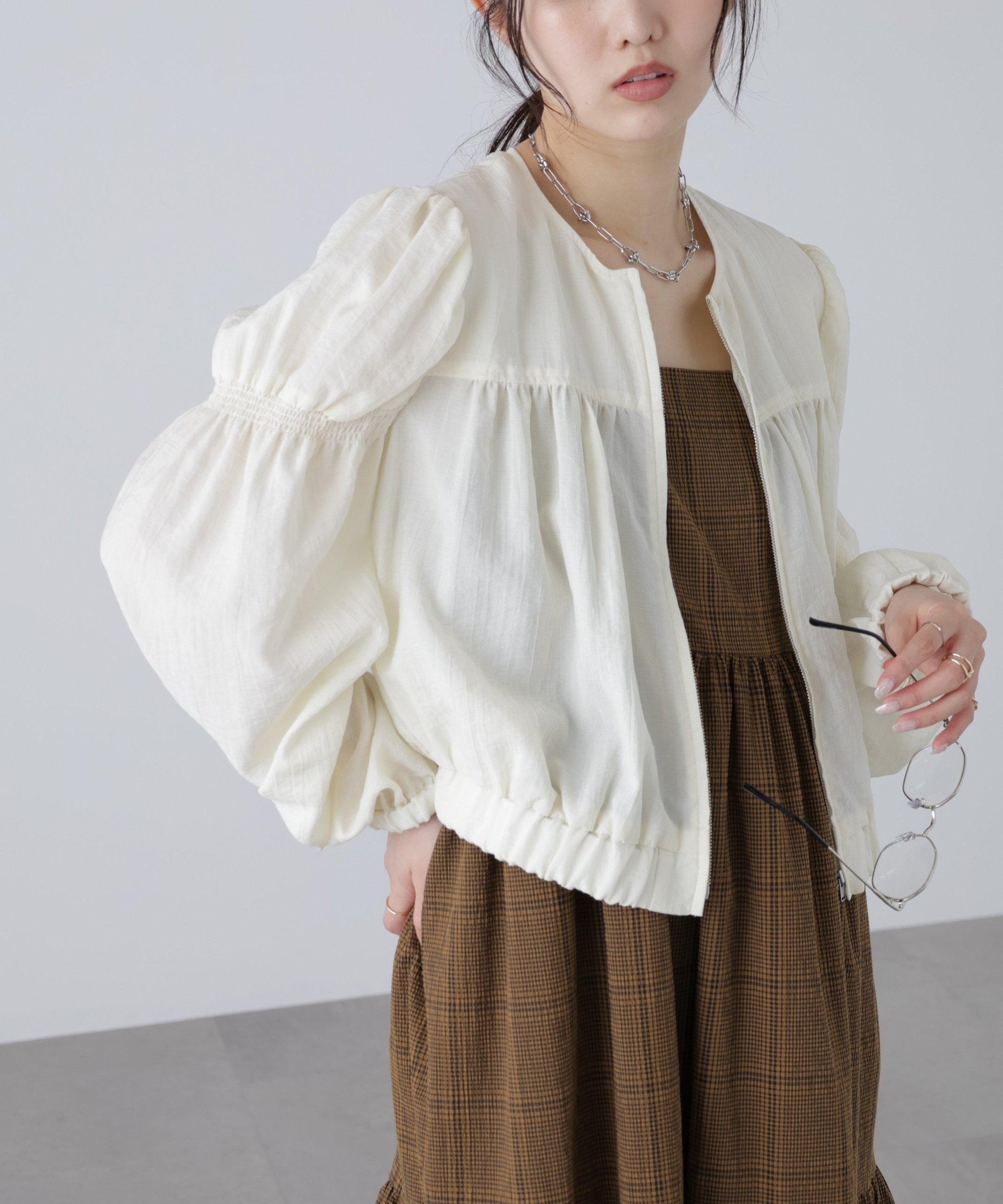 【フリーズマート/FREE'S MART】のノーカラーギャザーシャツブルゾン インテリア・キッズ・メンズ・レディースファッション・服の通販 founy(ファニー) 　ファッション　Fashion　レディースファッション　WOMEN　アウター　Coat Outerwear　ブルゾン　Blouson/Jackets　トップス・カットソー　Tops/Tshirt　シャツ/ブラウス　Shirts/Blouses　キャミワンピース　Cami Dress　ギャザー　Gather　ドレープ　Drape　ブルゾン　Blouson　オフホワイト|ID: prp329100004543809 ipo3291000000032108947