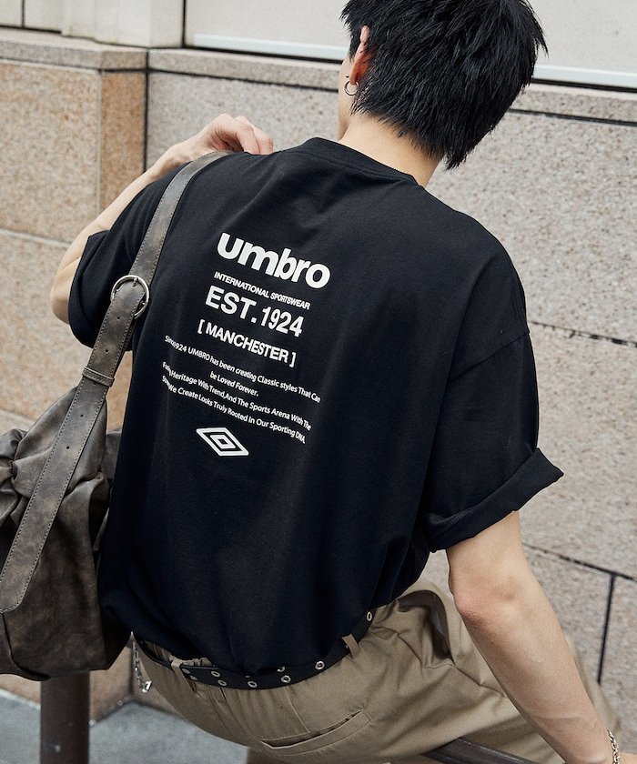 【フリークスストア/FREAK'S STORE】の別注 UMBRO バックプリントクルーネックTシャツ/プリントT/ユニセックス【限定展開】 25SS インテリア・キッズ・メンズ・レディースファッション・服の通販 founy(ファニー) 　ファッション　Fashion　レディースファッション　Fashion for Women　トップス・カットソー　Cut & Sew Tops　シャツ・ブラウス・オフィスカジュアル　Elegant Blouses & Button-Ups　ロングTシャツ・Tシャツ　Longline T-Shirts & Tees　バッグ　Bags　2025年　2025　2025春夏・S/S　Spring/Summer 2025 SS25　シンプル　Simple, Minimal　フロント　Front, Front Design　プリント　Print, Printed Pattern　別注　Limited Edition, Custom Order　夏　Summer　S/S・春夏　SS, Spring/Summer, Warm Season　ブラック|ID: prp329100004544374 ipo3291000000033515309