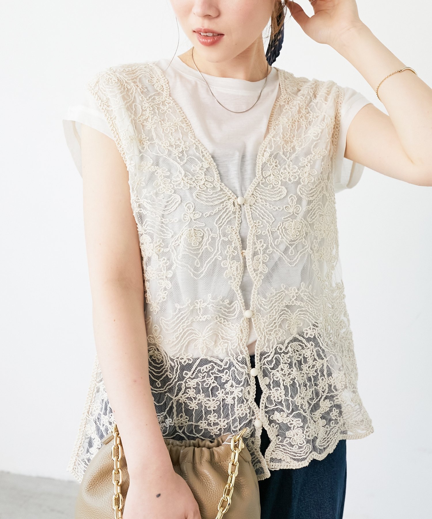 【ルクールブラン/le.coeur blanc】の《Oggi専属モデル 飯豊まりえさん着用》TORRAZZO DONNAメッシュレースベスト インテリア・キッズ・メンズ・レディースファッション・服の通販 founy(ファニー) 　ファッション　Fashion　レディースファッション　Ladies' Fashion Online　アウター　Coat Outerwear　トップス・カットソー　Tops/Tshirt　ベスト/ジレ　Gilets/Vests　おすすめ　Recommend　カットソー　Cut And Sew　スカラップ　Scalloped　スタイリッシュ　Stylish　ノースリーブ　No Sleeve　ビンテージ　Vintage　ベスト　Vest　モダン　Modern　レース　Race　夏　Summer　ベージュ|ID: prp329100004545404 ipo3291000000032682439