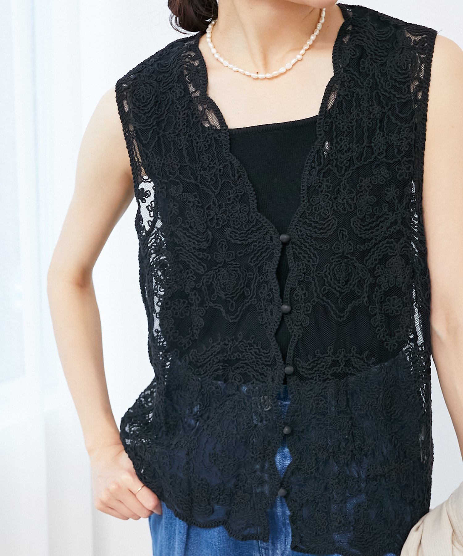 【ルクールブラン/le.coeur blanc】の《Oggi専属モデル 飯豊まりえさん着用》TORRAZZO DONNAメッシュレースベスト インテリア・キッズ・メンズ・レディースファッション・服の通販 founy(ファニー) 　ファッション　Fashion　レディースファッション　Ladies' Fashion Online　アウター　Coat Outerwear　トップス・カットソー　Tops/Tshirt　ベスト/ジレ　Gilets/Vests　おすすめ　Recommend　カットソー　Cut And Sew　スカラップ　Scalloped　スタイリッシュ　Stylish　ノースリーブ　No Sleeve　ビンテージ　Vintage　ベスト　Vest　モダン　Modern　レース　Race　夏　Summer　ブラック|ID: prp329100004545404 ipo3291000000032682441