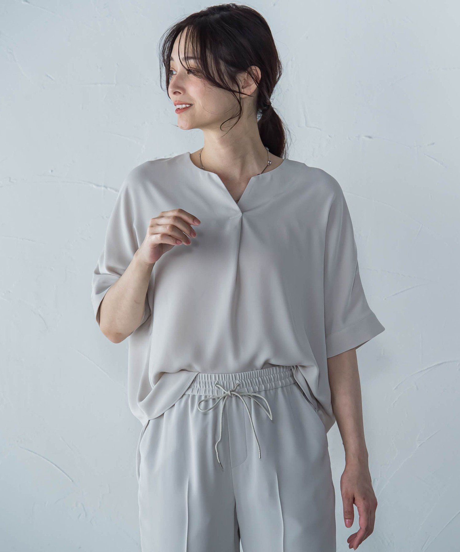【ロートレ アモン/LAUTRE AMONT】の【WEB限定】サテンフィールキーネックブラウス≪セットアップ対応/洗濯機で洗える≫ インテリア・キッズ・メンズ・レディースファッション・服の通販 founy(ファニー) 　ファッション　Fashion　レディースファッション　Ladies' Fashion Online　トップス・カットソー　Tops/Tshirt　シャツ/ブラウス　Shirts/Blouses　とろみ　Thickness　サテン　Satin　セットアップ　Set Up　エレガント 上品　Elegant　洗える　Washable　ビジネス 仕事 通勤　Business　ベージュ|ID: prp329100004545559 ipo3291000000032659453