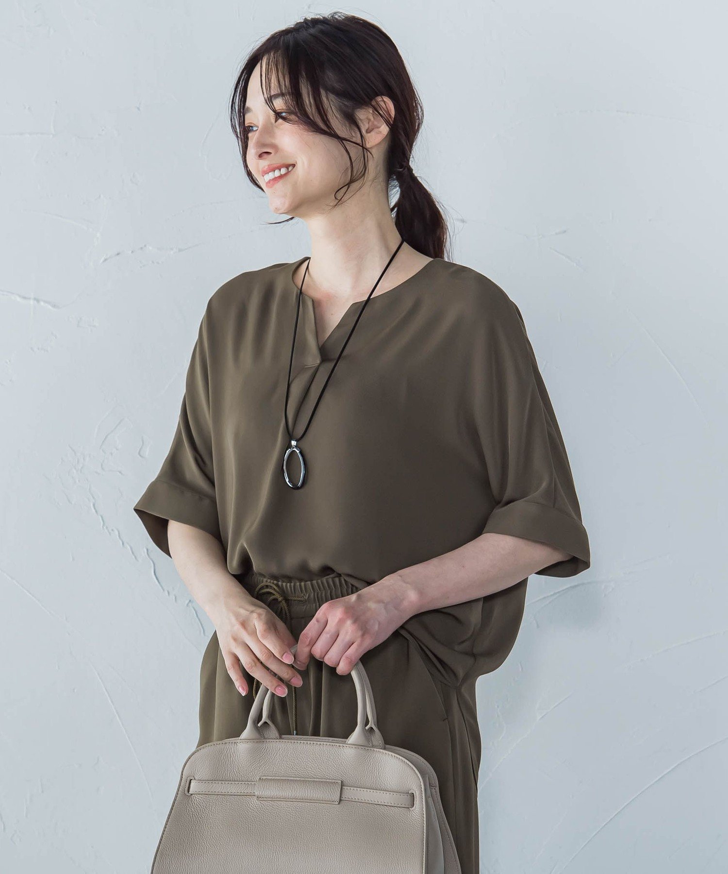 【ロートレ アモン/LAUTRE AMONT】の【WEB限定】サテンフィールキーネックブラウス≪セットアップ対応/洗濯機で洗える≫ インテリア・キッズ・メンズ・レディースファッション・服の通販 founy(ファニー) 　ファッション　Fashion　レディースファッション　Ladies' Fashion Online　トップス・カットソー　Tops/Tshirt　シャツ/ブラウス　Shirts/Blouses　とろみ　Thickness　サテン　Satin　セットアップ　Set Up　エレガント 上品　Elegant　洗える　Washable　ビジネス 仕事 通勤　Business　カーキ|ID: prp329100004545559 ipo3291000000032659456