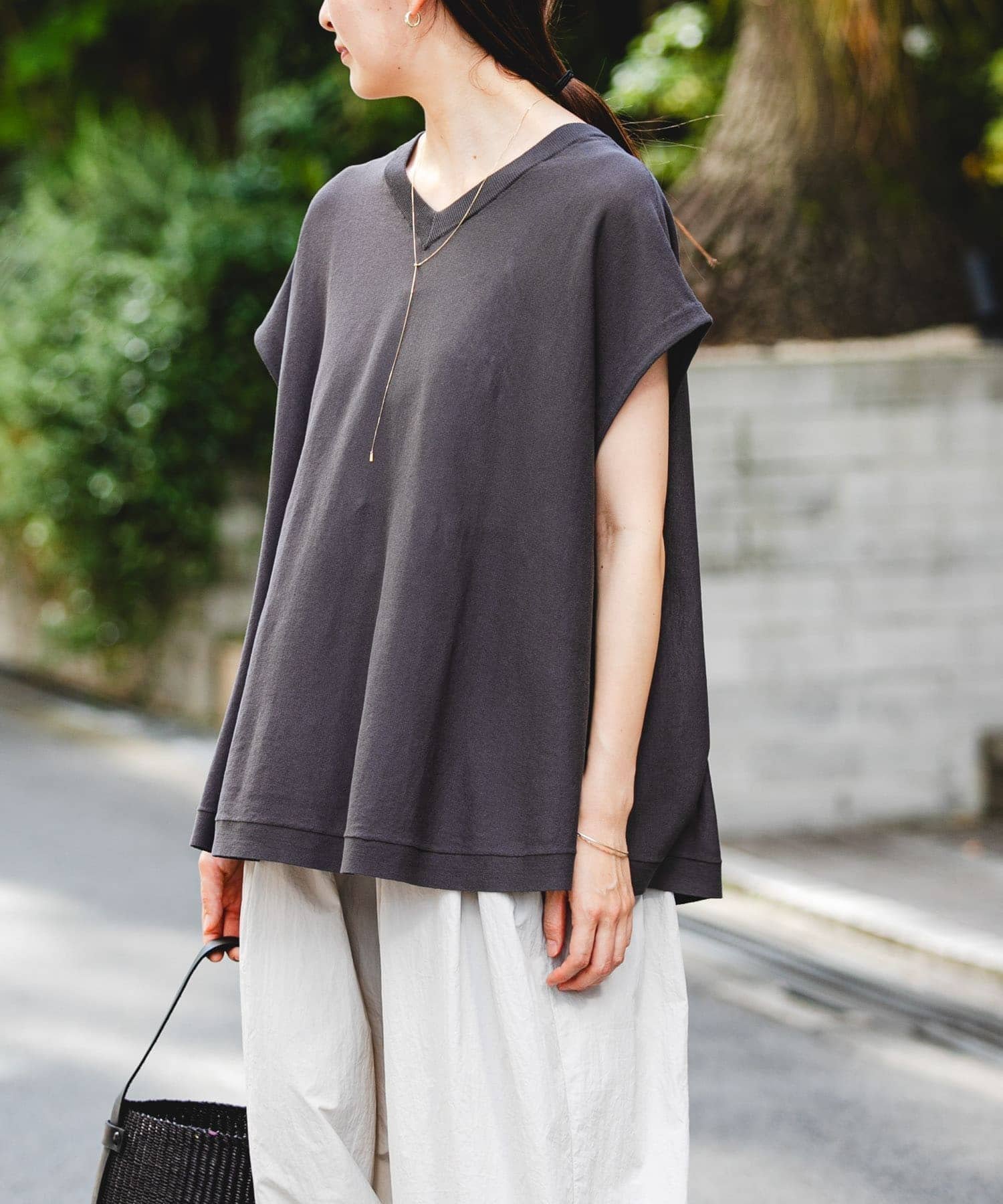 【アーバンリサーチ/URBAN RESEARCH】の『UVカット』2WAYフレンチスリーブニット インテリア・キッズ・メンズ・レディースファッション・服の通販 founy(ファニー) 　ファッション　Fashion　レディースファッション　Fashion for Women　トップス・カットソー　Cut & Sew Tops　ニット　Knit Tops & Sweaters　2025年　2025　2025春夏・S/S　Spring/Summer 2025 SS25　アクセサリー　Fashion Accessories　シンプル　Simple, Minimal　スリーブ　Sleeve, Long Sleeve / Short Sleeve　バランス　Balance, Style Balance　フレア　Flare, Flared　フレンチ　French, French Style　夏　Summer　S/S・春夏　SS, Spring/Summer, Warm Season　CHARCOAL|ID: prp329100004545674 ipo3291000000033137080