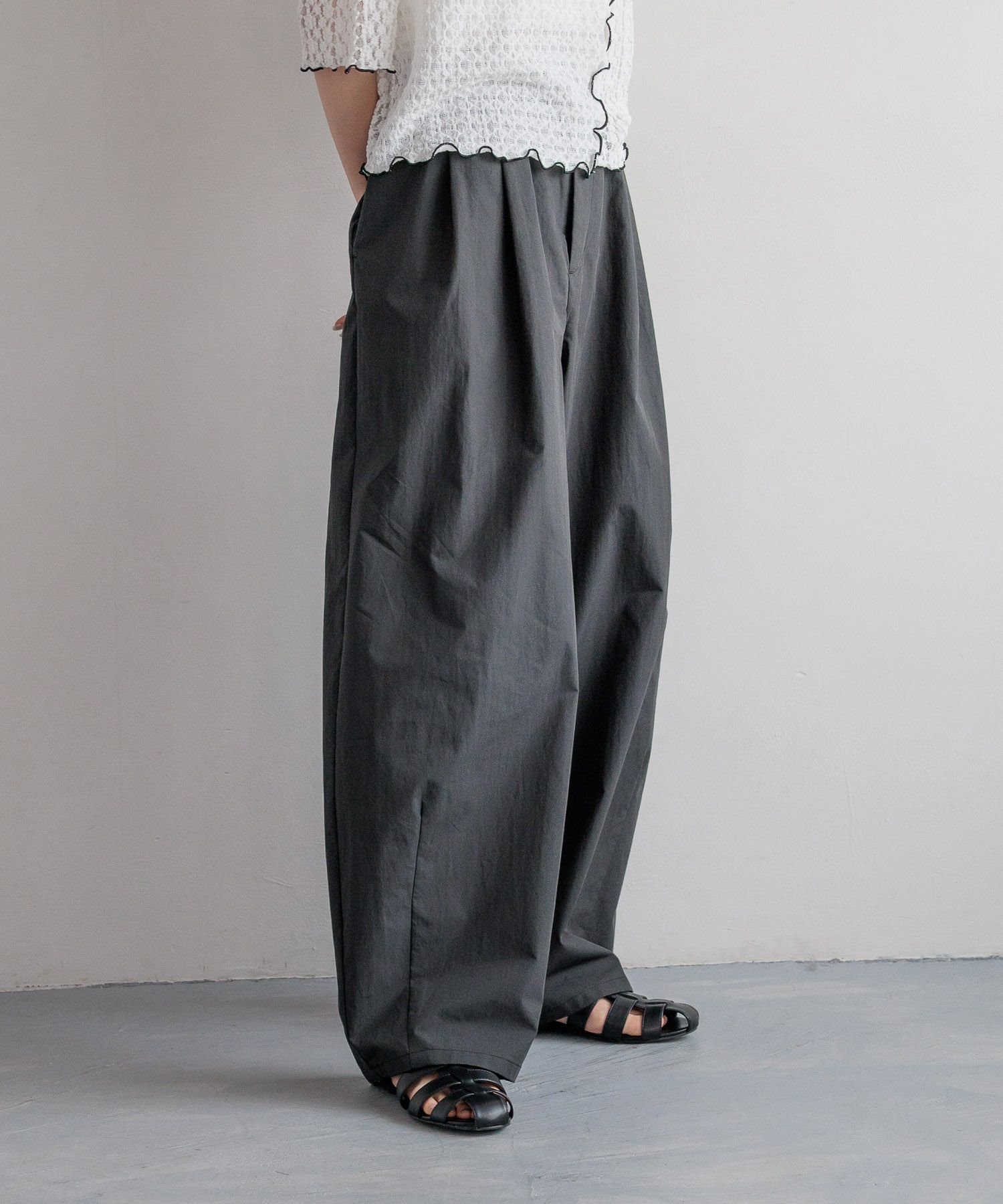 【ローリーズファーム/LOWRYS FARM】のタックボリュームコクーンパンツ インテリア・キッズ・メンズ・レディースファッション・服の通販 founy(ファニー) 　ファッション　Fashion　レディースファッション　Fashion for Women　パンツ　Pants & Trousers　おすすめ　Recommended / Our Picks　コクーン　Cocoon, Cocoon Silhouette　コンパクト　Compact, Small Size　バランス　Balance, Style Balance　フロント　Front, Front Design　ヴィンテージ　Vintage Style　軽量　Lightweight, Ultra Light　ブラック|ID: prp329100004545955 ipo3291000000032715449