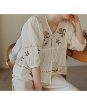 【アフタヌーンティー リビング/Afternoon Tea LIVING】の刺繍Vネックブラウス/MAISON SAJOU 人気、トレンドファッション・服の通販 founy(ファニー) ファッション Fashion レディースファッション WOMEN トップス・カットソー Tops/Tshirt シャツ/ブラウス Shirts/Blouses Vネック V-Neck ギャザー Gather チェック Check デニム Denim 人気 Popularity フランス France |ID:prp329100004546077
