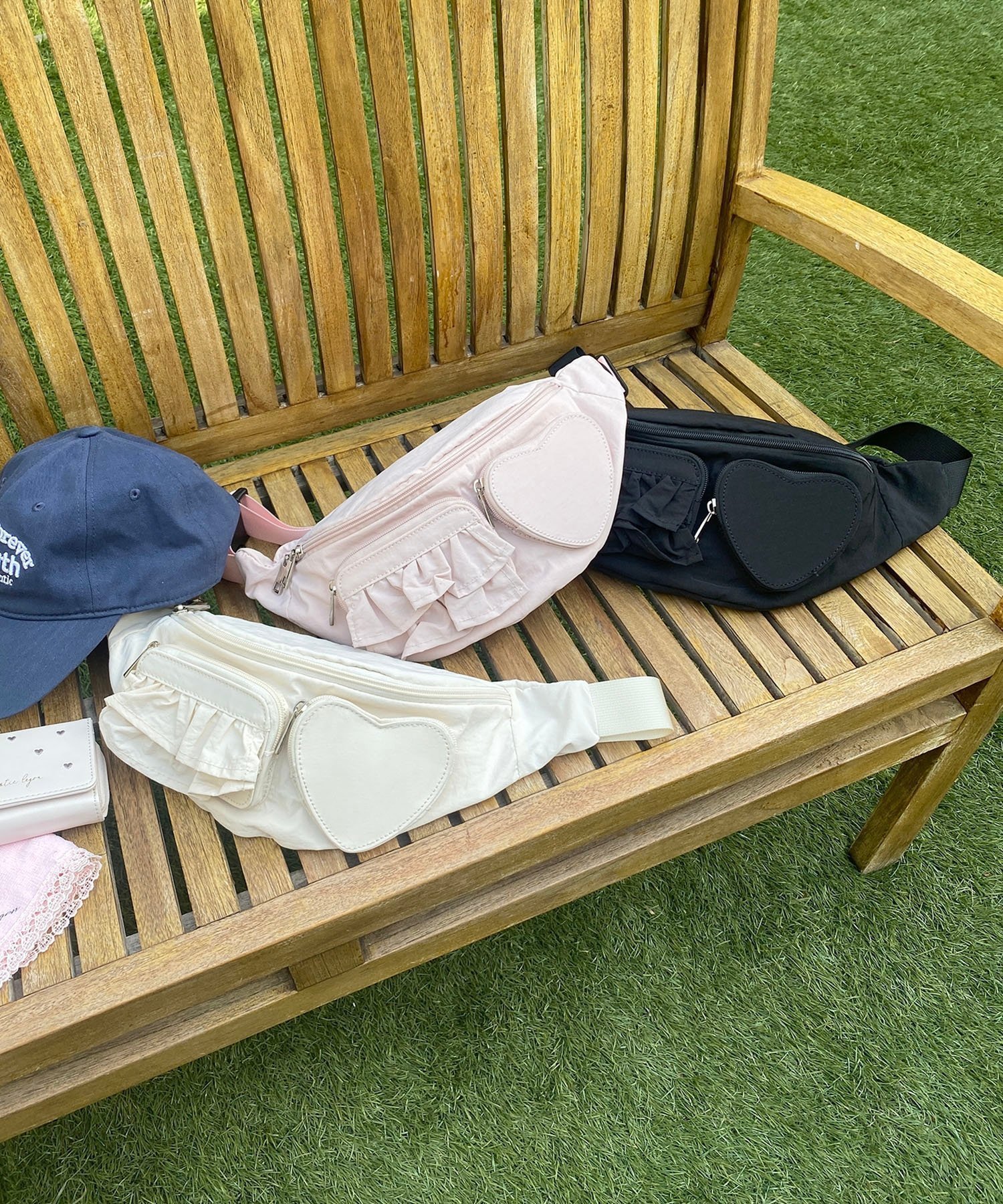 【マジェスティック レゴン/MAJESTIC LEGON】のハート×フリルウエストポーチ インテリア・キッズ・メンズ・レディースファッション・服の通販 founy(ファニー) 　ファッション　Fashion　レディースファッション　Fashion for Women　ポーチ&ミニバッグ　Pouches & Mini Bags　おすすめ　Recommended / Our Picks　フリル　Frill, Ruffle　ポケット　Pocket, Pocket Detail　ポーチ　Pouch, Small Case　リップ　Lip, Lip Motif　財布　Wallet, Purse　アイボリー|ID: prp329100004546244 ipo3291000000032737335