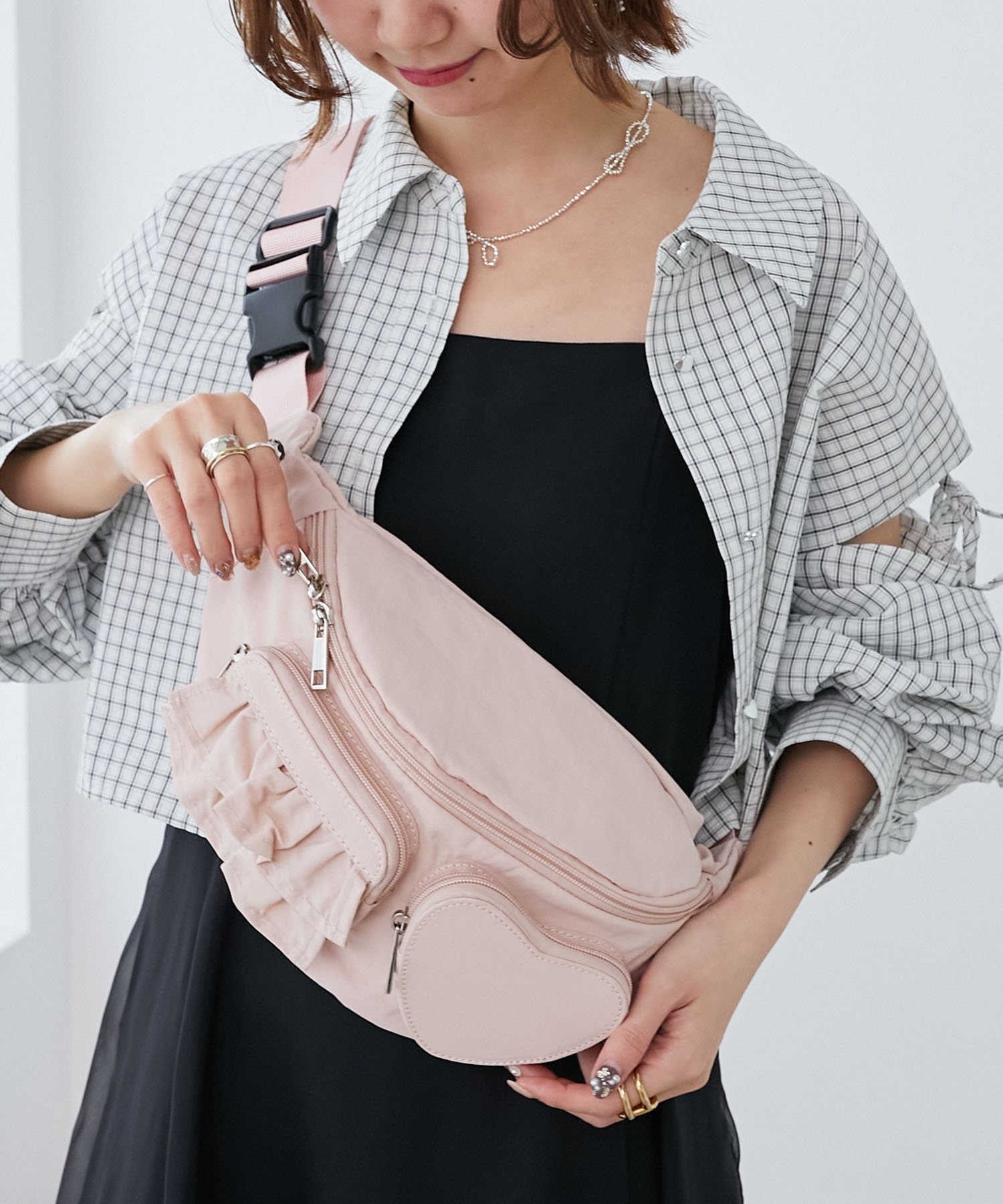 【マジェスティック レゴン/MAJESTIC LEGON】のハート×フリルウエストポーチ インテリア・キッズ・メンズ・レディースファッション・服の通販 founy(ファニー) 　ファッション　Fashion　レディースファッション　Fashion for Women　ポーチ&ミニバッグ　Pouches & Mini Bags　おすすめ　Recommended / Our Picks　フリル　Frill, Ruffle　ポケット　Pocket, Pocket Detail　ポーチ　Pouch, Small Case　リップ　Lip, Lip Motif　財布　Wallet, Purse　ピンク|ID: prp329100004546244 ipo3291000000032737338