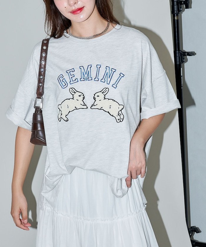 【フリークスストア/FREAK'S STORE】のウサギ 相良刺繍 オーバーサイズTシャツ 25SS インテリア・キッズ・メンズ・レディースファッション・服の通販 founy(ファニー) 　ファッション　Fashion　レディースファッション　Fashion for Women　トップス・カットソー　Cut & Sew Tops　シャツ・ブラウス・オフィスカジュアル　Elegant Blouses & Button-Ups　ロングTシャツ・Tシャツ　Longline T-Shirts & Tees　2025年　2025　2025春夏・S/S　Spring/Summer 2025 SS25　おすすめ　Recommended / Our Picks　キャップ　Cap, Baseball Cap　ティアードスカート　Tiered Skirt, Flounced Skirt　デニム　Denim, Jeans Material　ビッグ　Big, Oversized　フレア　Flare, Flared　プリント　Print, Printed Pattern　モチーフ　Motif, Design Theme　ルーズ　Loose, Oversized　夏　Summer　S/S・春夏　SS, Spring/Summer, Warm Season　グレー|ID: prp329100004546522 ipo3291000000033646161