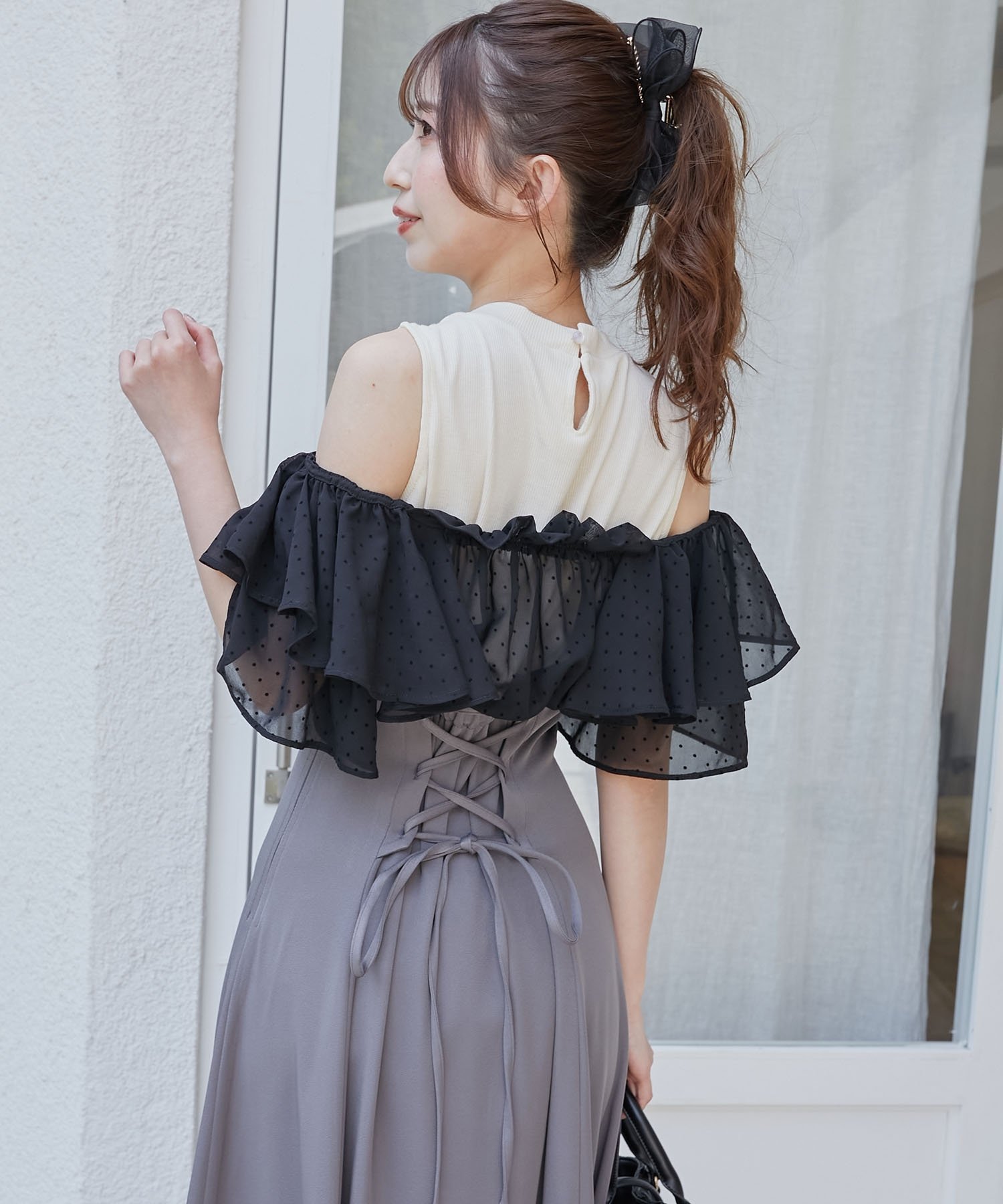 【マジェスティック レゴン/MAJESTIC LEGON】のウエストきゅっとフリルフレアワンピ インテリア・キッズ・メンズ・レディースファッション・服の通販 founy(ファニー) 　ファッション　Fashion　レディースファッション　WOMEN　ワンピース　Dress　オフショル　Off Shoulder　トレンド　Trend　ドッキング　Docking　フェミニン　Feminine　レース　Race　ブラックベース|ID: prp329100004546703 ipo3291000000032338098
