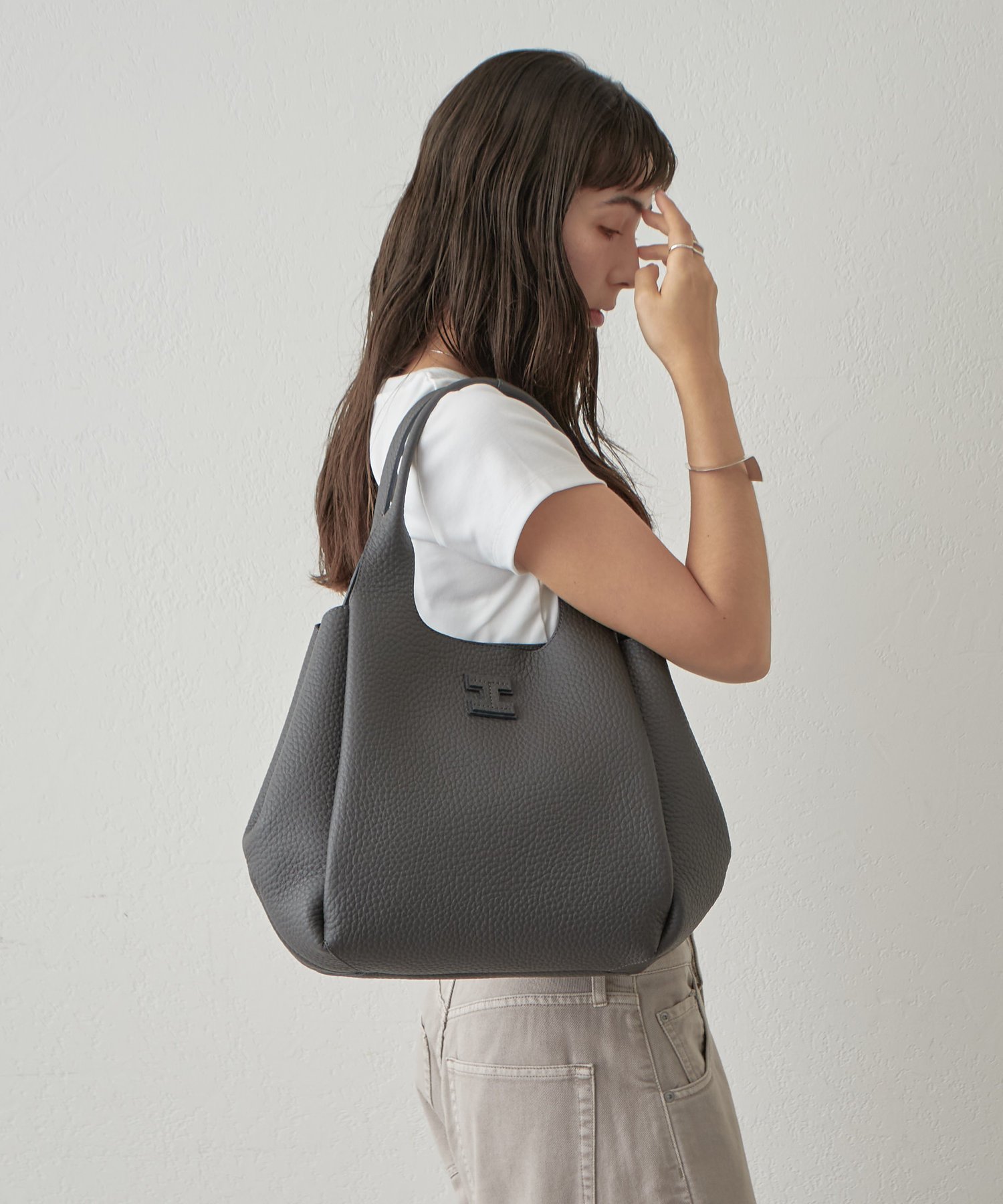 【イアクッチ/IACUCCI】のボルゴ ALCE インテリア・キッズ・メンズ・レディースファッション・服の通販 founy(ファニー) 　ファッション　Fashion　レディースファッション　Ladies' Fashion Online　エレガント 上品　Elegant　ショルダー　Shoulder　シンプル　Simple　フォルム　Form　フロント　Front　ポケット　Pocket　マグネット　Magnet　ワイド　Wide　ワンポイント　One Point　ビジネス 仕事 通勤　Business　2025年　2025　2025春夏・S/S　Ss,Spring/Summer,2025　グレー|ID: prp329100004546854 ipo3291000000032677650