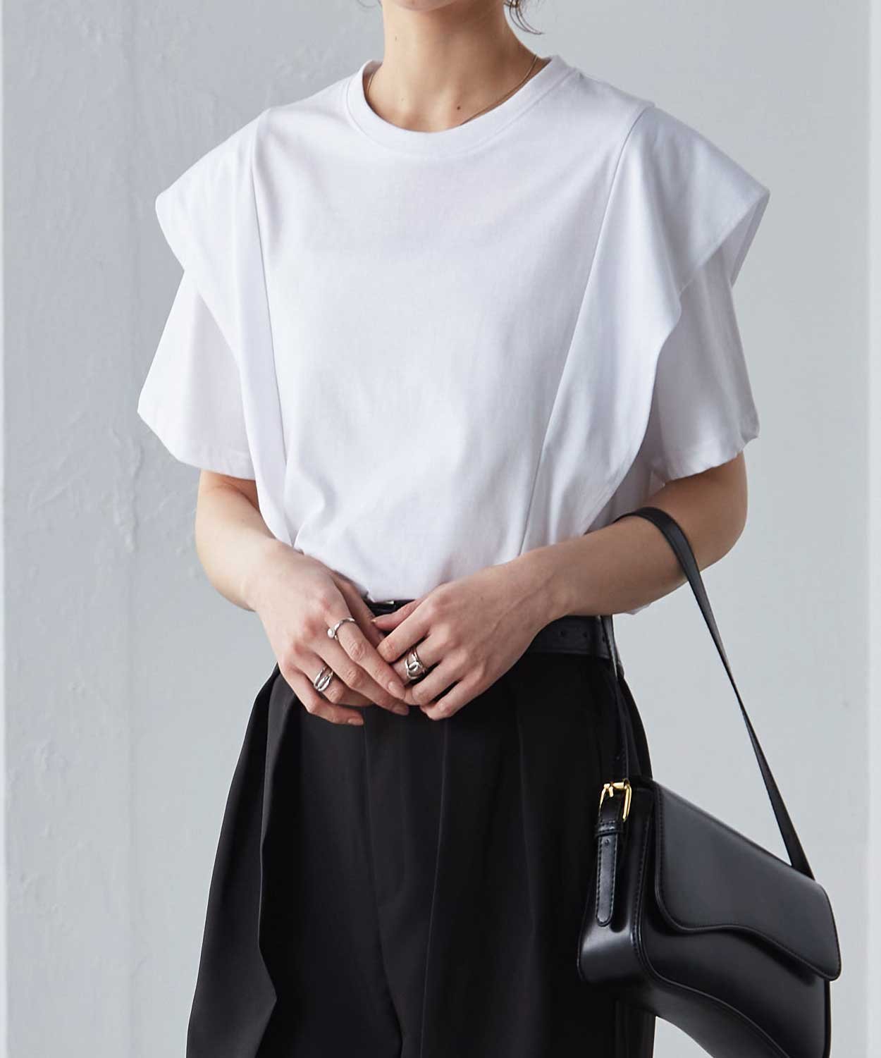 【ラナン/Ranan】のRanan/ラッフルショルダーTシャツ 人気、トレンドファッション・服の通販 founy(ファニー) 　ファッション　Fashion　レディースファッション　Fashion for Women　トップス・カットソー　Cut & Sew Tops　シャツ・ブラウス・オフィスカジュアル　Elegant Blouses & Button-Ups　ロングTシャツ・Tシャツ　Longline T-Shirts & Tees　おすすめ　Recommended / Our Picks　カットソー　Cut and Sewn Top　スタイリッシュ　Stylish, Fashionable　スラックス　Slacks, Dress Pants　デニム　Denim, Jeans Material　トレンド　Trend, Trending Now　フレア　Flare, Flared　ベーシック　Basic, Essential　ボトム　Bottoms, Lower Wear　ポケット　Pocket, Pocket Detail　ワンポイント　One Point, Statement Accent　夏　Summer　 other-1|ID: prp329100004546904 ipo3291000000033555691
