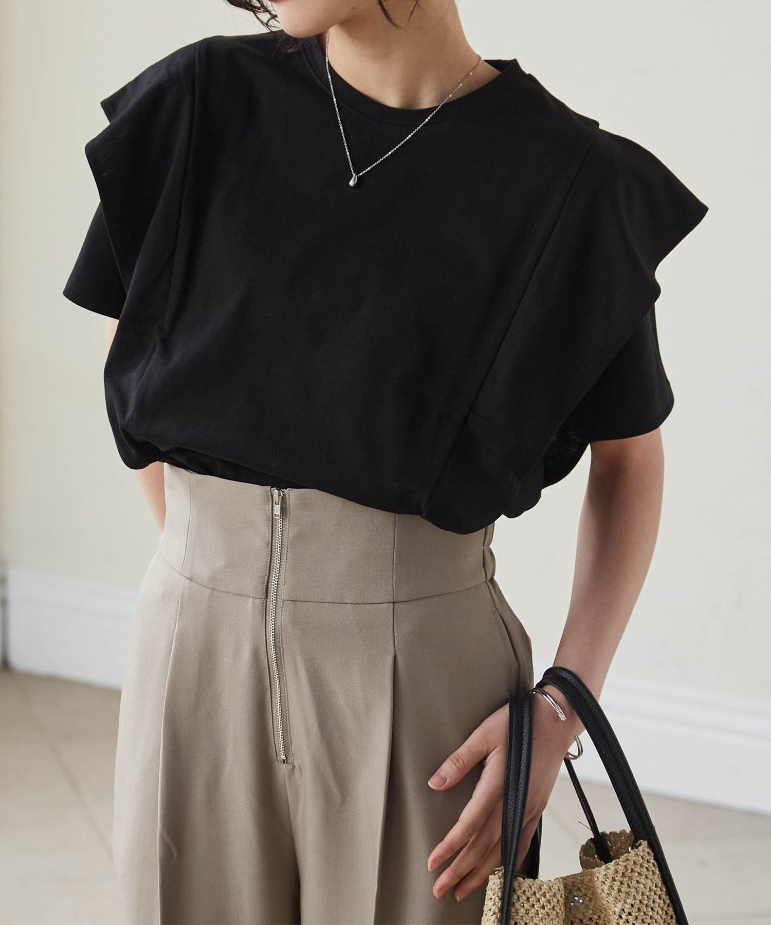 【ラナン/Ranan】のRanan/ラッフルショルダーTシャツ インテリア・キッズ・メンズ・レディースファッション・服の通販 founy(ファニー) 　ファッション　Fashion　レディースファッション　Fashion for Women　トップス・カットソー　Cut & Sew Tops　シャツ・ブラウス・オフィスカジュアル　Elegant Blouses & Button-Ups　ロングTシャツ・Tシャツ　Longline T-Shirts & Tees　おすすめ　Recommended / Our Picks　カットソー　Cut and Sewn Top　スタイリッシュ　Stylish, Fashionable　スラックス　Slacks, Dress Pants　デニム　Denim, Jeans Material　トレンド　Trend, Trending Now　フレア　Flare, Flared　ベーシック　Basic, Essential　ボトム　Bottoms, Lower Wear　ポケット　Pocket, Pocket Detail　ワンポイント　One Point, Statement Accent　夏　Summer　ブラック|ID: prp329100004546904 ipo3291000000033555695