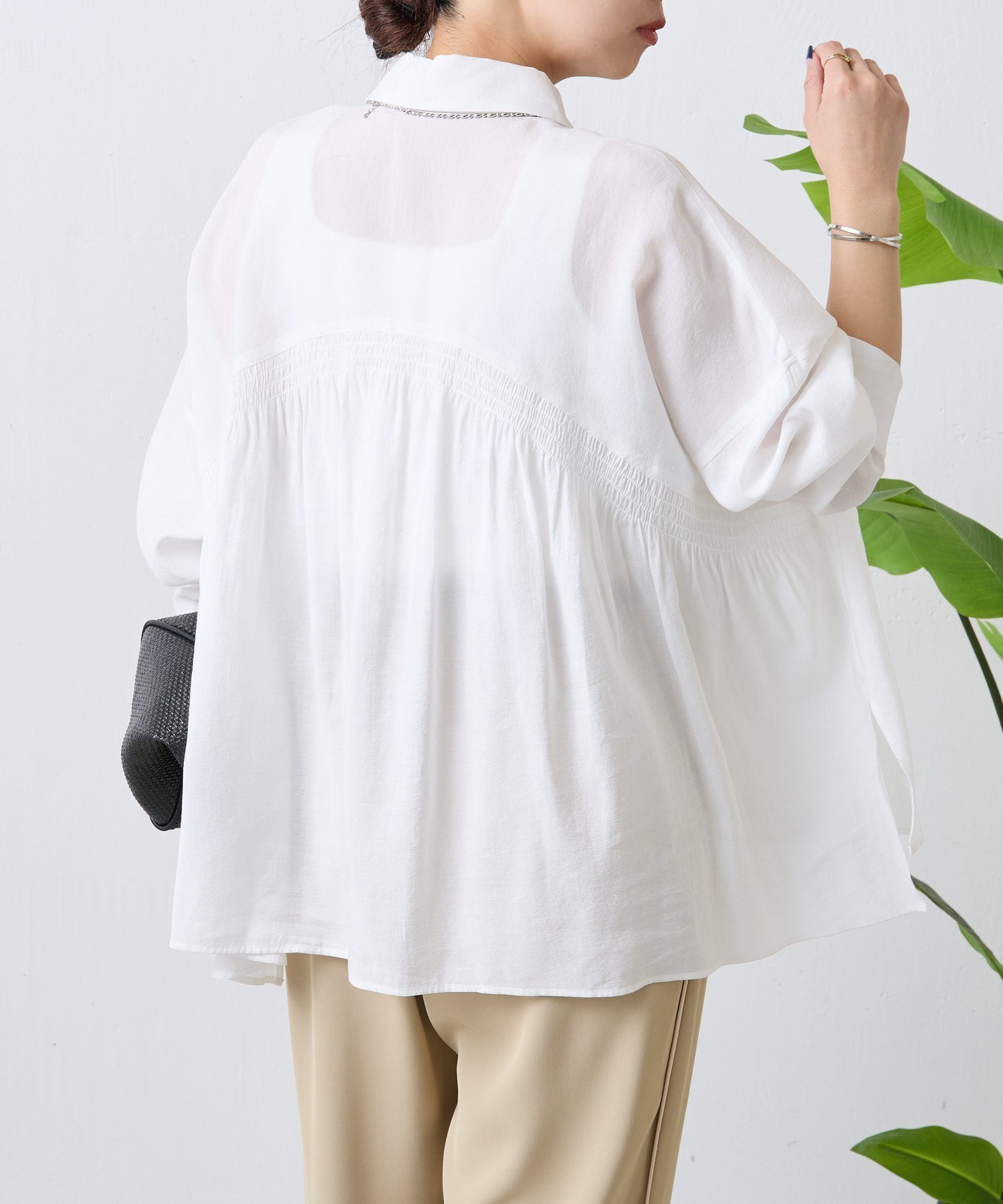 【ジェナ エスパス メルヴェイユ/Jena espace merveilleux】の【新色登場】【ドライタッチシャツ】バックカーブシャーリングシャツ インテリア・キッズ・メンズ・レディースファッション・服の通販 founy(ファニー) 　ファッション　Fashion　レディースファッション　Fashion for Women　トップス・カットソー　Cut & Sew Tops　シャツ・ブラウス・オフィスカジュアル　Elegant Blouses & Button-Ups　バッグ　Bags　イエロー　Yellow　インナー　Innerwear　キャミソール　Camisole, Spaghetti Strap Top　シャーリング　Shirring, Ruched　ノースリーブ　Sleeveless, No-Sleeve　フィット　Fit, Slim Fit　羽織　Haori, Light Jacket　リラックス　Relax, Relaxed Fit　おすすめ　Recommended / Our Picks　夏　Summer　エレガント 上品　Elegant　オフホワイト|ID: prp329100004546923 ipo3291000000033448621