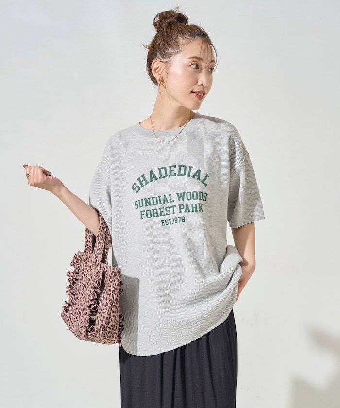 【フリークスストア/FREAK'S STORE】のミニ ワッフル ロゴ プリント 半袖 Tシャツ【限定展開】 25SS インテリア・キッズ・メンズ・レディースファッション・服の通販 founy(ファニー) 　ファッション　Fashion　レディースファッション　Fashion for Women　トップス・カットソー　Cut & Sew Tops　シャツ・ブラウス・オフィスカジュアル　Elegant Blouses & Button-Ups　ロングTシャツ・Tシャツ　Longline T-Shirts & Tees　2025年　2025　2025春夏・S/S　Spring/Summer 2025 SS25　ビッグ　Big, Oversized　フロント　Front, Front Design　プリント　Print, Printed Pattern　ラウンド　Round, Round Neck　ワッフル　Waffle, Waffle Knit　半袖　Short Sleeve, Half Sleeve　夏　Summer　S/S・春夏　SS, Spring/Summer, Warm Season　グレー|ID: prp329100004547224 ipo3291000000033442713