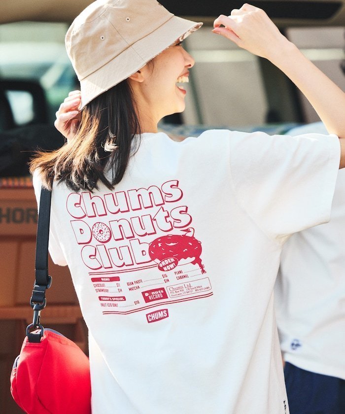 【フリークスストア/FREAK'S STORE】のCHUMS×FREAK S STORE/チャムス 別注 バックプリント クルーネック Tシャツ / DONUTS CLUB 【限定展開】 25SS インテリア・キッズ・メンズ・レディースファッション・服の通販 founy(ファニー) https://founy.com/ ファッション Fashion レディースファッション Ladies' Fashion Online トップス・カットソー Tops/Tshirt シャツ/ブラウス Shirts/Blouses ロング / Tシャツ T-Shirts バッグ Bag インナー Inner グラフィック Graphic コレクション Collection シンプル Simple トレンド Trend 定番 Standard プリント Print ベーシック Basic ボトム Bottom 別注 Special Order ワンポイント One Point S/S・春夏 Ss・Spring/Summer おすすめ Recommend 夏 Summer 2025年 2025 2025春夏・S/S Ss,Spring/Summer,2025 |ID: prp329100004547434 ipo3291000000032678335