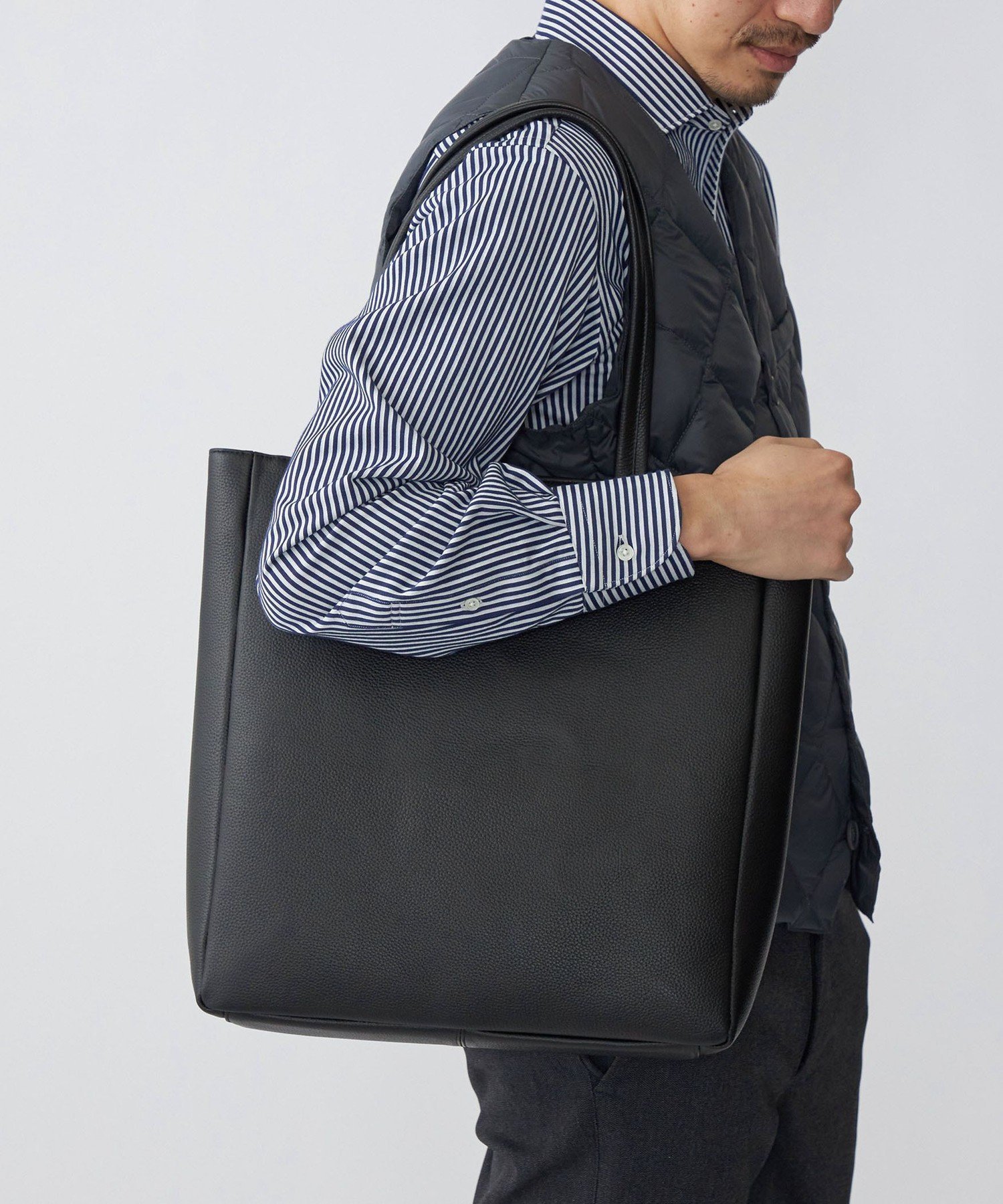 【シップス/SHIPS / MEN】のSHIPS スマート レザー ヴァーティカル トートバッグ インテリア・キッズ・メンズ・レディースファッション・服の通販 founy(ファニー) 　ファッション　Fashion　メンズファッション　Fashion for Men　バッグ　Bags　トートバッグ / 通勤・大容量バッグ　Tote Bags　ジップ　Zip, Zipper　スマート　Smart, Elegant　ポケット　Pocket, Pocket Detail　ライニング　Inner Lining, Inner Fabric, Lined　エレガント 上品　Elegant　ビジネス 仕事 通勤　Business / Work / Commuting　ブラック|ID: prp329100004547470 ipo3291000000032784577