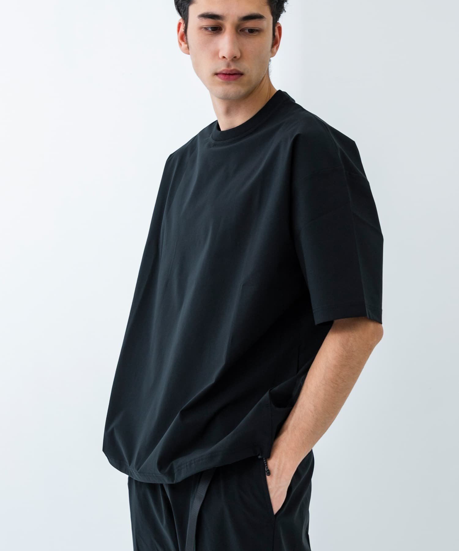 【アーバンリサーチ/URBAN RESEARCH / MEN】の『XLサイズあり』『撥水』SOLOTEX STRETCH SHORT-SLEEVE T-SHIRTS インテリア・キッズ・メンズ・レディースファッション・服の通販 founy(ファニー) 　ファッション　Fashion　メンズファッション　Fashion for Men　軽量　Lightweight, Ultra Light　サンダル　Sandals, Summer Shoes　ショート　Short, Short Length　ストレッチ　Stretch, Stretchy Fabric　スポーティ　Sporty, Casual Athletic　スラックス　Slacks, Dress Pants　スリーブ　Sleeve, Long Sleeve / Short Sleeve　セットアップ　Set-Up, Coordinated Outfit　トレンド　Trend, Trending Now　ドローコード　Drawcord, Drawstring Cord　ドローストリング　Drawstring, Pull Cord　ハーフ　Half, Half-Length　ボックス　Boxy, Box Shape　ポケット　Pocket, Pocket Detail　別注　Limited Edition, Custom Order　リラックス　Relax, Relaxed Fit　ワイド　Wide, Wide Fit　S/S・春夏　SS, Spring/Summer, Warm Season　おすすめ　Recommended / Our Picks　夏　Summer　2025年　2025　2025春夏・S/S　Spring/Summer 2025 SS25　BLACK|ID: prp329100004547523 ipo3291000000033561069