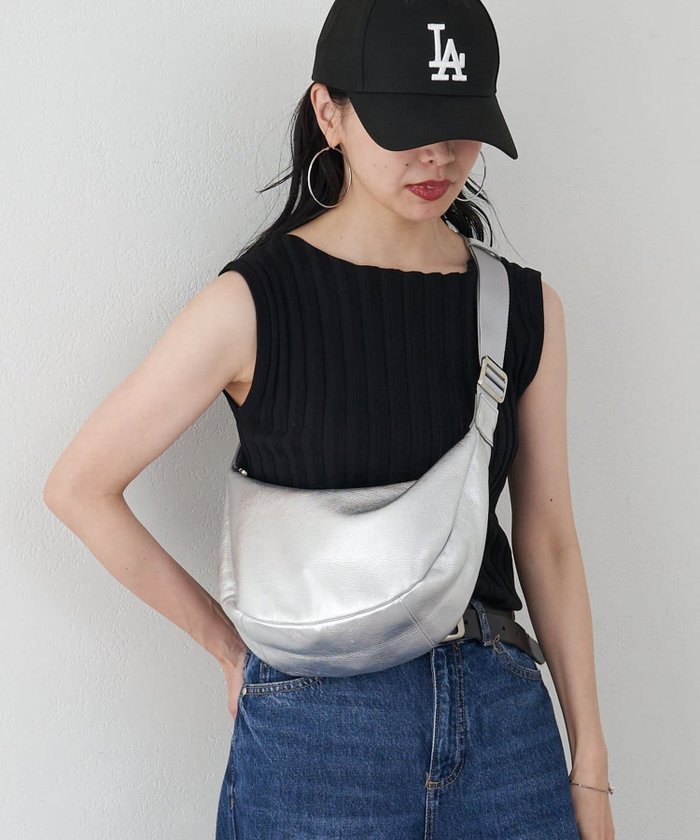 【ラシット/russet】の【名品】ソフトレザーラウンドショルダーバッグ silver インテリア・キッズ・メンズ・レディースファッション・服の通販 founy(ファニー) https://founy.com/ ファッション Fashion レディースファッション Ladies' Fashion Online アクセサリー Accessories 軽量 Lightweight シルバー Silver シンプル Simple スマート Smart 財布 Wallet トレンド Trend 定番 Standard 人気 Popularity ハーフ Half フィット Fit フォルム Form ポケット Pocket ラウンド Round 日本製 Made In Japan エレガント 上品 Elegant |ID: prp329100004547526 ipo3291000000032673508