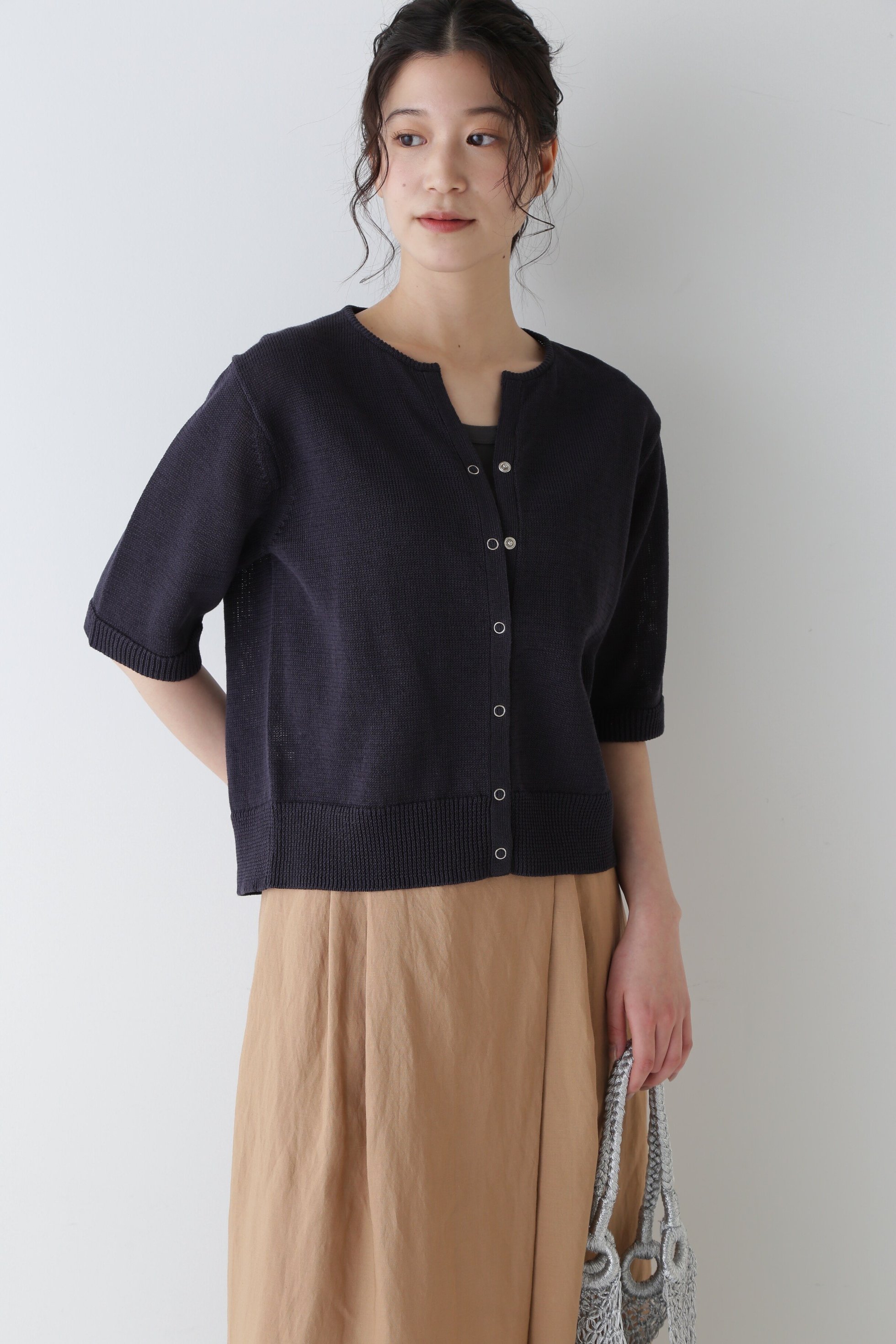 【ヒューマンウーマン/HUMAN WOMAN】のミドルゲージギマニットカーディガン インテリア・キッズ・メンズ・レディースファッション・服の通販 founy(ファニー) 　ファッション　Fashion　レディースファッション　Ladies' Fashion Online　トップス・カットソー　Tops/Tshirt　ニット　Knit Tops　カーディガン　Cardigans　おすすめ　Recommend　カーディガン　Cardigan　スタンダード　Standard　ベーシック　Basic　人気　Popularity　半袖　Short Sleeve　夏　Summer　定番　Standard　グレイッシュネイビー|ID: prp329100004548152 ipo3291000000032609299