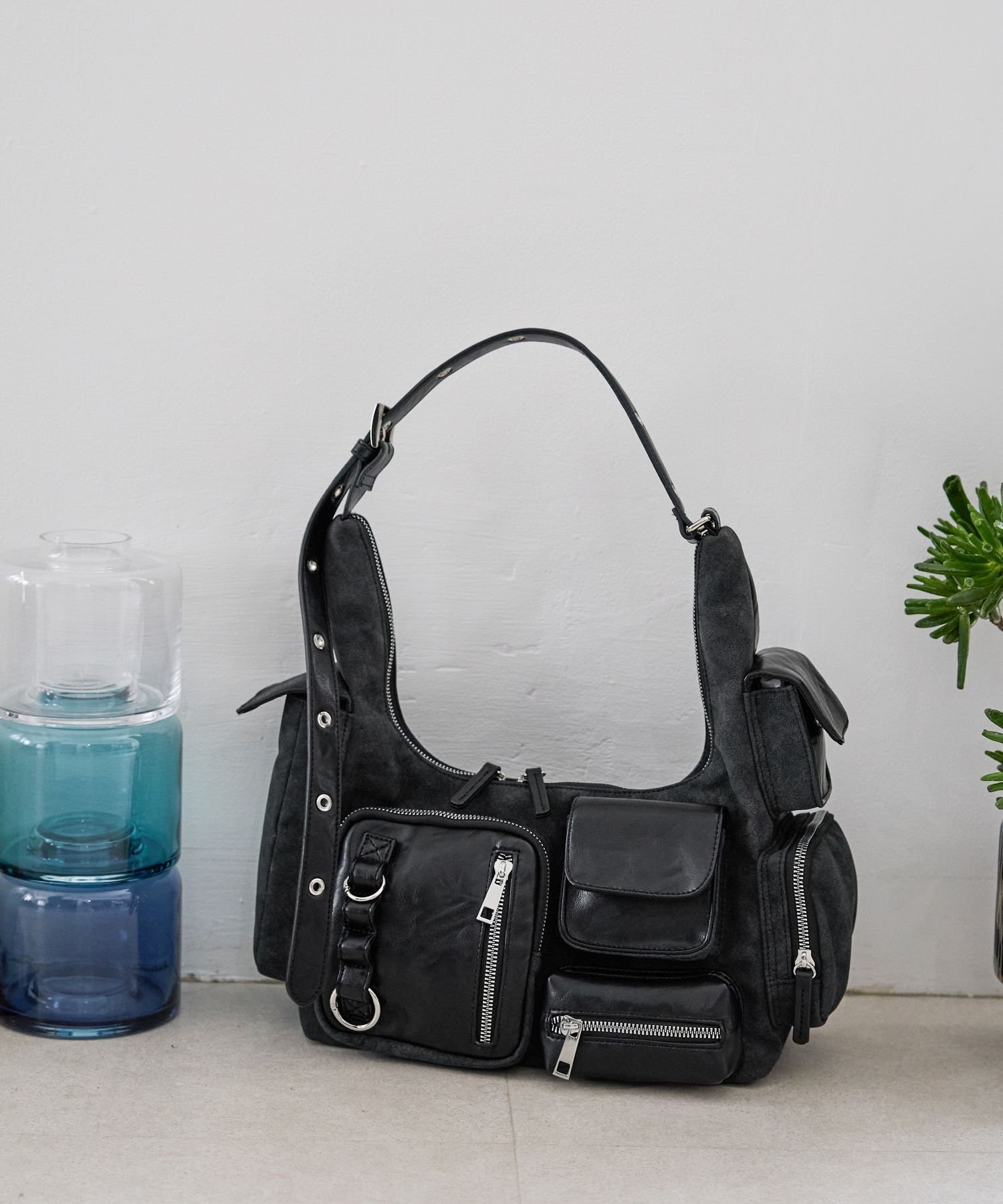 【ジーナシス/JEANASiS】のマルチポケットワンショルダーBAG【新色先行 】 インテリア・キッズ・メンズ・レディースファッション・服の通販 founy(ファニー) 　ファッション　Fashion　レディースファッション　Fashion for Women　キーホルダー　Keychain, Key Holder　今季　This Season, Current Season　軽量　Lightweight, Ultra Light　ショルダー　Shoulder, Shoulder Strap　シンプル　Simple, Minimal　ジップ　Zip, Zipper　スマート　Smart, Elegant　チャーム　Charm, Pendant　トレンド　Trend, Trending Now　人気　Popular, Best Seller　ポケット　Pocket, Pocket Detail　夏　Summer　ブラック系その他|ID: prp329100004548178 ipo3291000000033041293