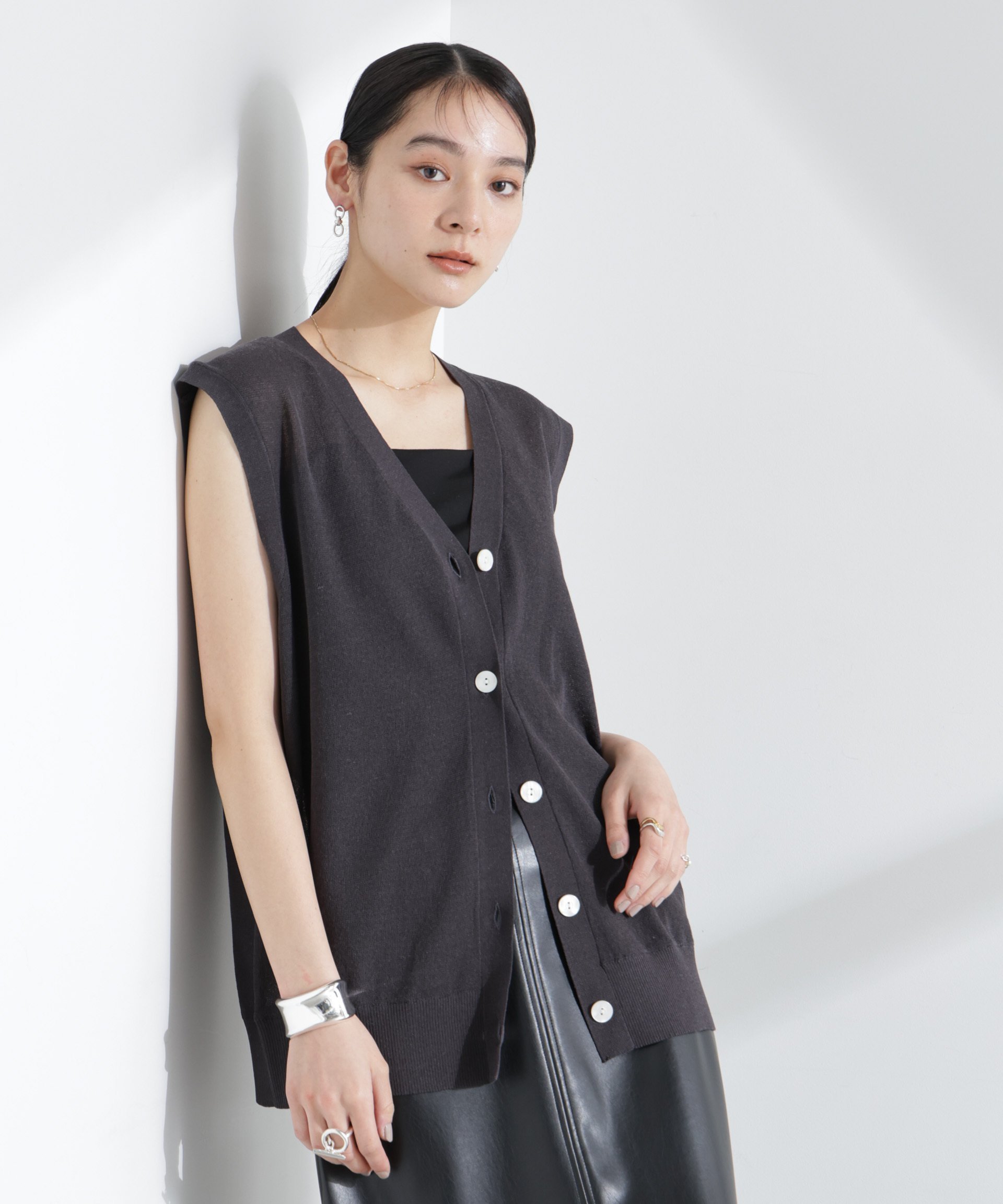 【ナノ ユニバース/nano universe】のシアーミラノリブニットベスト インテリア・キッズ・メンズ・レディースファッション・服の通販 founy(ファニー) 　ファッション　Fashion　レディースファッション　Fashion for Women　アウター　Coat / Outerwear Collection　トップス・カットソー　Cut & Sew Tops　ニット　Knit Tops & Sweaters　ベスト&ジレ / 重ね着スタイル　Vests & Gilets　ウォッシャブル　Machine Washable　今季　This Season, Current Season　シアー　Sheer, See-Through　シンプル　Simple, Minimal　フォルム　Silhouette, Form　フロント　Front, Front Design　ベスト　Vest, Waistcoat　ミラノリブ　Milano Rib, Milano Stitch　リネン　Linen, Linen Fabric　おすすめ　Recommended / Our Picks　エレガント 上品　Elegant　2025年　2025　2025春夏・S/S　Spring/Summer 2025 SS25　チャコール3|ID: prp329100004548850 ipo3291000000033305901
