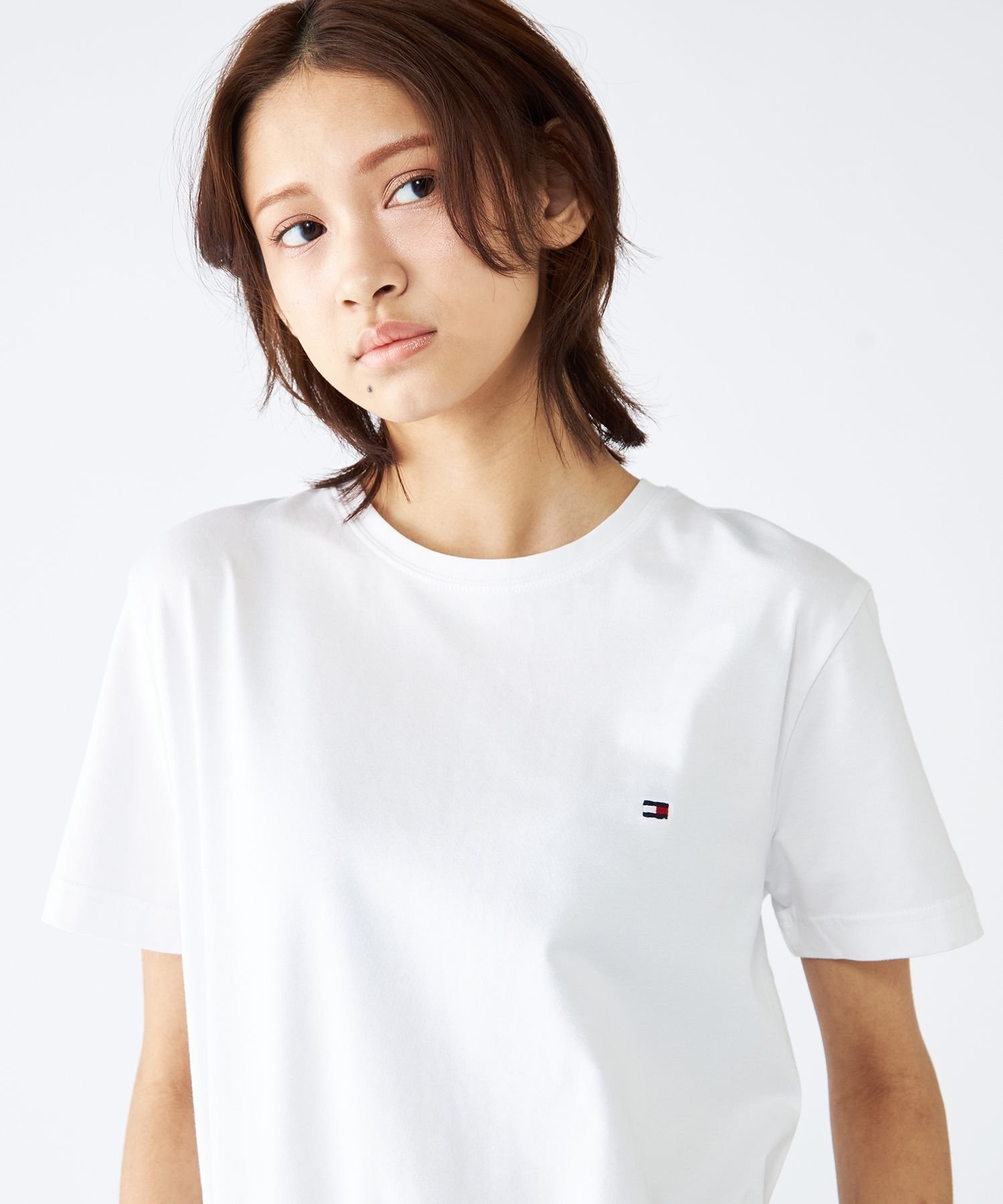 【トミーヒルフィガー/TOMMY HILFIGER / MEN】の【オンライン限定】トミーヒルフィガー ワンポイントロゴクルーネックオーバーサイズTシャツ インテリア・キッズ・メンズ・レディースファッション・服の通販 founy(ファニー) 　ファッション　Fashion　メンズファッション　Fashion for Men　アメリカン　American Style　インナー　Innerwear　クラシック　Classic, Timeless Style　ジャケット　Jacket, Outerwear　ストレッチ　Stretch, Stretchy Fabric　スマート　Smart, Elegant　デニム　Denim, Jeans Material　人気　Popular, Best Seller　フィット　Fit, Slim Fit　モダン　Modern, Contemporary　ワンポイント　One Point, Statement Accent　おすすめ　Recommended / Our Picks　ゴルフ　Golf　ホワイト100|ID: prp329100004548874 ipo3291000000033000326