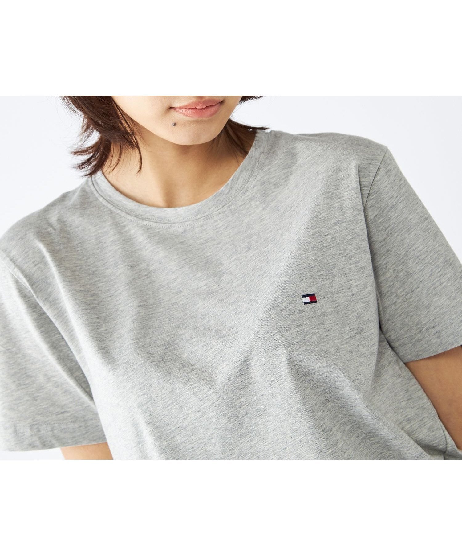 【トミーヒルフィガー/TOMMY HILFIGER / MEN】の【オンライン限定】トミーヒルフィガー ワンポイントロゴクルーネックオーバーサイズTシャツ インテリア・キッズ・メンズ・レディースファッション・服の通販 founy(ファニー) 　ファッション　Fashion　メンズファッション　Fashion for Men　アメリカン　American Style　インナー　Innerwear　クラシック　Classic, Timeless Style　ジャケット　Jacket, Outerwear　ストレッチ　Stretch, Stretchy Fabric　スマート　Smart, Elegant　デニム　Denim, Jeans Material　人気　Popular, Best Seller　フィット　Fit, Slim Fit　モダン　Modern, Contemporary　ワンポイント　One Point, Statement Accent　おすすめ　Recommended / Our Picks　ゴルフ　Golf　グレー501|ID: prp329100004548874 ipo3291000000033000328