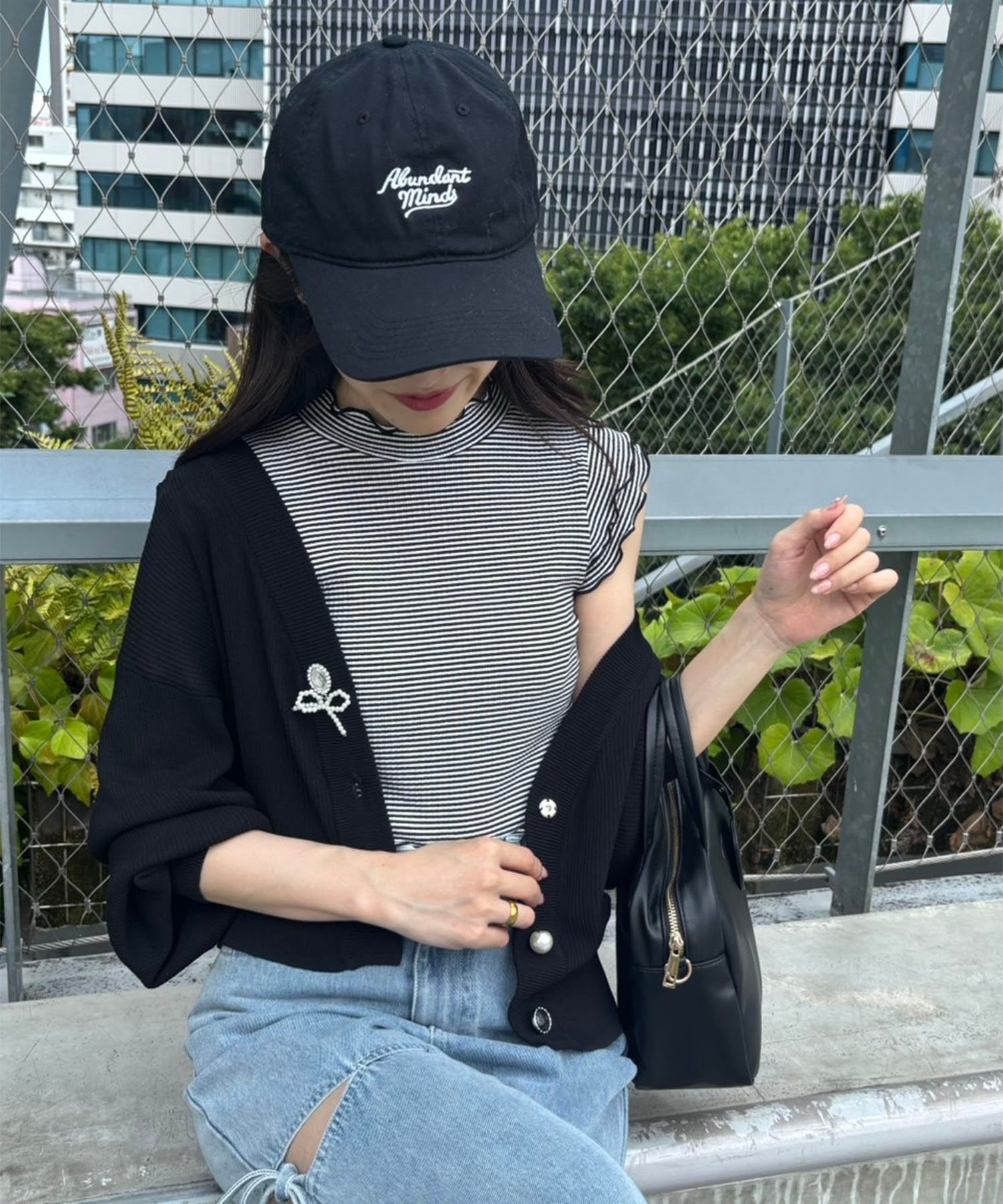 【マジェスティック レゴン/MAJESTIC LEGON】のチャームボタンUVカットカーディガン インテリア・キッズ・メンズ・レディースファッション・服の通販 founy(ファニー) 　ファッション　Fashion　レディースファッション　Fashion for Women　トップス・カットソー　Cut & Sew Tops　カーディガン・羽織り　Layered Style Cardigans　カーディガン　Cardigan, Knitwear　コンパクト　Compact, Small Size　ダウン　Down, Puffer　チャーム　Charm, Pendant　ドッキング　Docking, Mixed Material　ビジュー　Bijou, Jewel-like Accent　フリル　Frill, Ruffle　再入荷　Restock / Back in Stock　ブラック|ID: prp329100004548884 ipo3291000000032714749