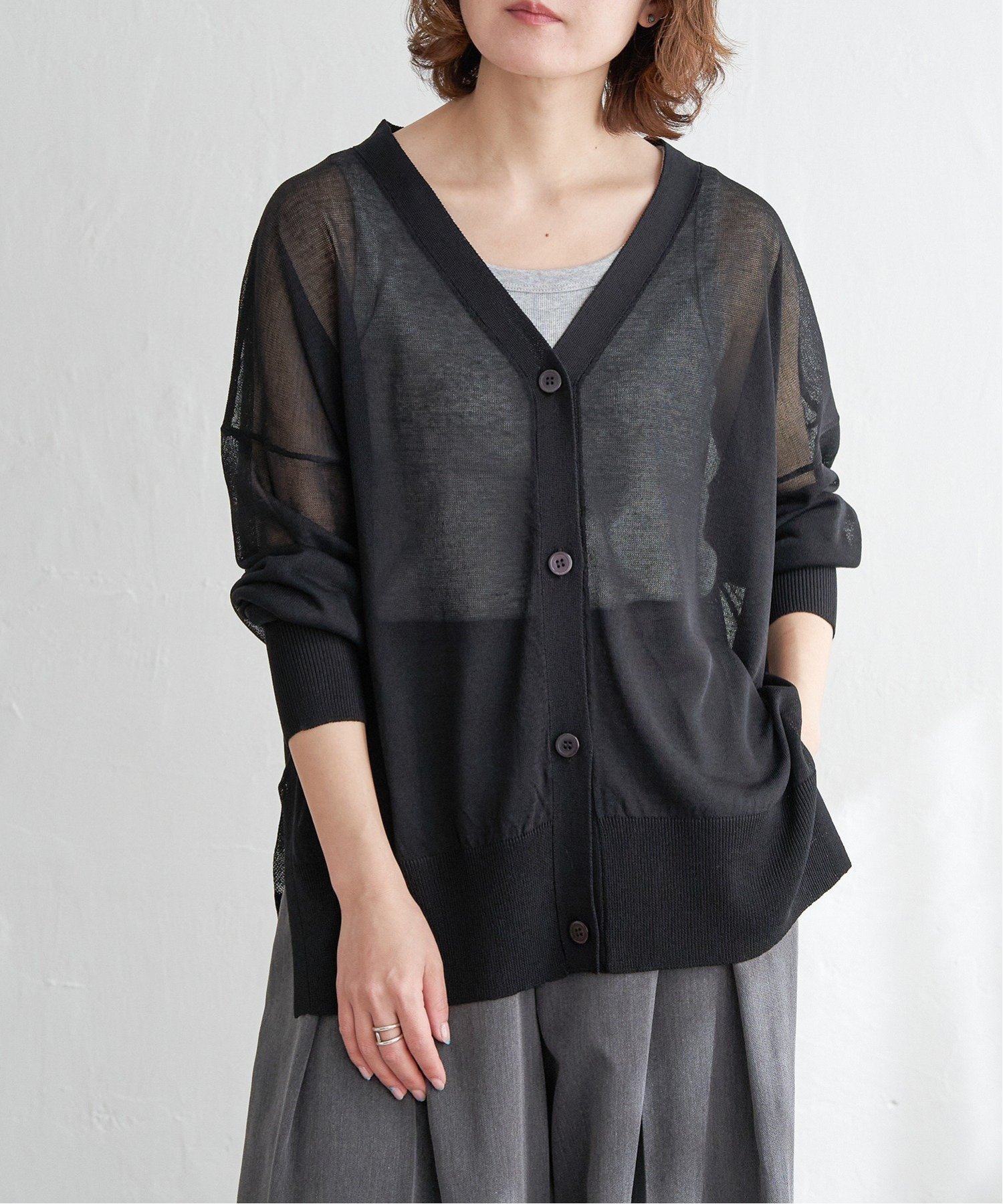 【ノッチ/notch】のシアーVネックカーディガン インテリア・キッズ・メンズ・レディースファッション・服の通販 founy(ファニー) 　ファッション　Fashion　レディースファッション　Fashion for Women　トップス・カットソー　Cut & Sew Tops　カーディガン・羽織り　Layered Style Cardigans　Vネックトップス　V-Neck Tops / V-Cut Neckline Shirts　カーディガン　Cardigan, Knitwear　キャミソール　Camisole, Spaghetti Strap Top　シアー　Sheer, See-Through　スリット　Slit, Slit Detail　夏　Summer　春　Spring　S/S・春夏　SS, Spring/Summer, Warm Season　ブラック|ID: prp329100004548983 ipo3291000000033558108