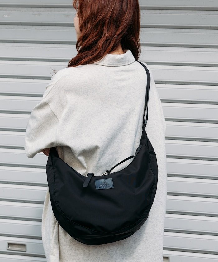 【フリークスストア/FREAK'S STORE】のGREGORY/別注 LAUGHING SHOULDER BAG L LEATHER PATCH/ラフィンショルダーバッグ L 【レジャー/旅行】 25SS インテリア・キッズ・メンズ・レディースファッション・服の通販 founy(ファニー) 　ファッション　Fashion　レディースファッション　Fashion for Women　シェイプ　Shape, Slim Fit　スペシャル　Special, Limited Edition　パッチ　Patch, Appliqué　フィット　Fit, Slim Fit　ポケット　Pocket, Pocket Detail　別注　Limited Edition, Custom Order　メッシュ　Mesh, Net Fabric　ラップ　Wrap, Wrap Design　S/S・春夏　SS, Spring/Summer, Warm Season　おすすめ　Recommended / Our Picks　夏　Summer　旅行　Travel　ギフト プレゼント　Gift / Present　2025年　2025　2025春夏・S/S　Spring/Summer 2025 SS25　ブラック|ID: prp329100004550598 ipo3291000000033105556