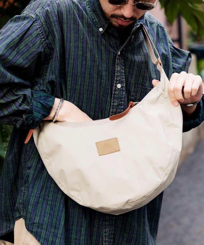 【フリークスストア/FREAK'S STORE】のGREGORY/別注 LAUGHING SHOULDER BAG L LEATHER PATCH/ラフィンショルダーバッグ L 【レジャー/旅行】 25SS インテリア・キッズ・メンズ・レディースファッション・服の通販 founy(ファニー) 　ファッション　Fashion　レディースファッション　Fashion for Women　シェイプ　Shape, Slim Fit　スペシャル　Special, Limited Edition　パッチ　Patch, Appliqué　フィット　Fit, Slim Fit　ポケット　Pocket, Pocket Detail　別注　Limited Edition, Custom Order　メッシュ　Mesh, Net Fabric　ラップ　Wrap, Wrap Design　S/S・春夏　SS, Spring/Summer, Warm Season　おすすめ　Recommended / Our Picks　夏　Summer　旅行　Travel　ギフト プレゼント　Gift / Present　2025年　2025　2025春夏・S/S　Spring/Summer 2025 SS25　ベージュ|ID: prp329100004550598 ipo3291000000033105557