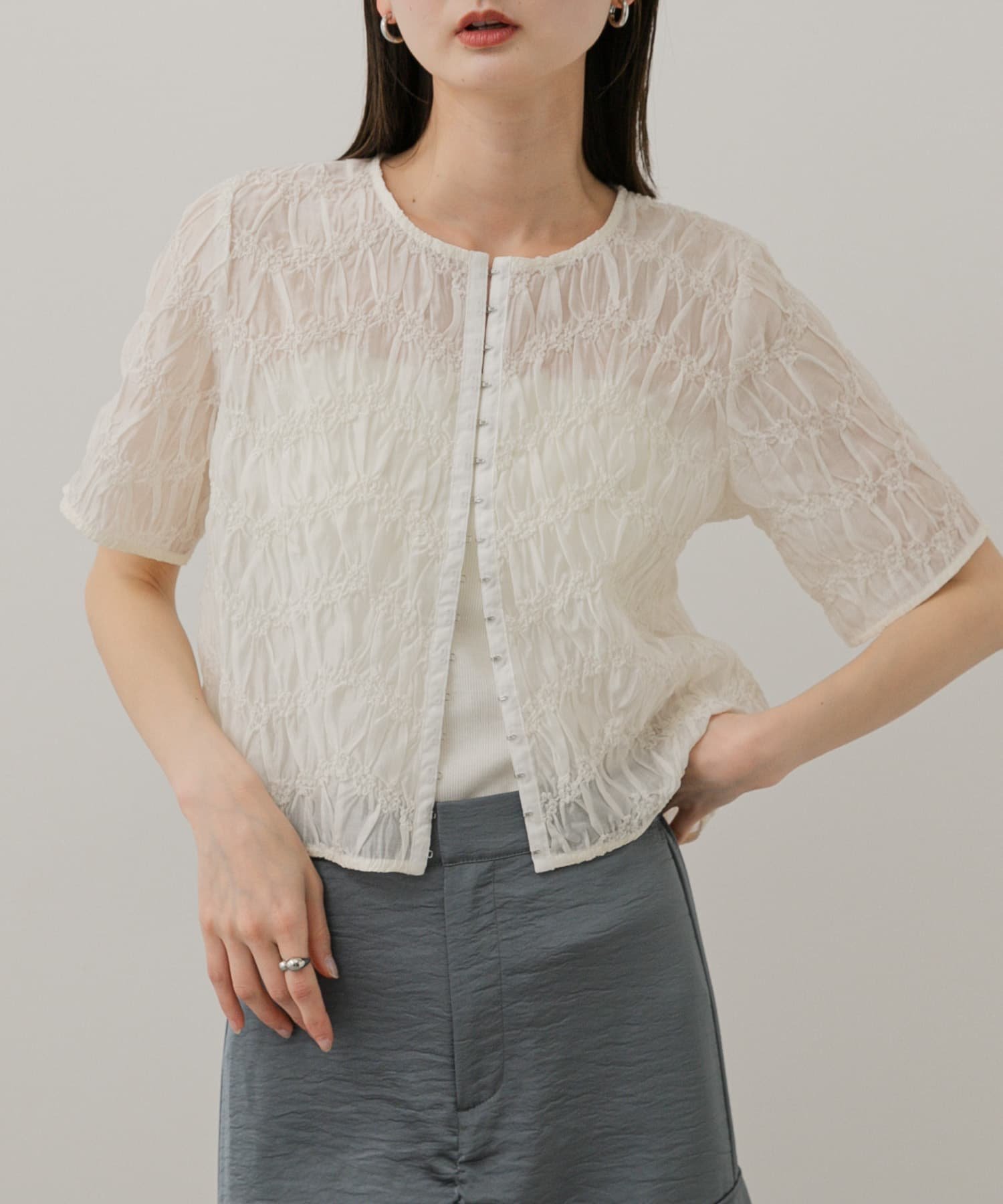 【センスオブプレイス/SENSE OF PLACE by URBAN RESEARCH】のフロントホックシャーリングブラウス 人気、トレンドファッション・服の通販 founy(ファニー) 　ファッション　Fashion　レディースファッション　Ladies' Fashion Online　トップス・カットソー　Tops/Tshirt　シャツ/ブラウス　Shirts/Blouses　2025年　2025　2025春夏・S/S　Ss,Spring/Summer,2025　おすすめ　Recommend　キャミ　Cami　クロップド　Cropped　ダウン　Down　デニム　Denim　トレンド　Trend　ノースリーブ　No Sleeve　フロント　Front　夏　Summer　S/S・春夏　Ss・Spring/Summer　 other-1|ID: prp329100004550628 ipo3291000000032608995