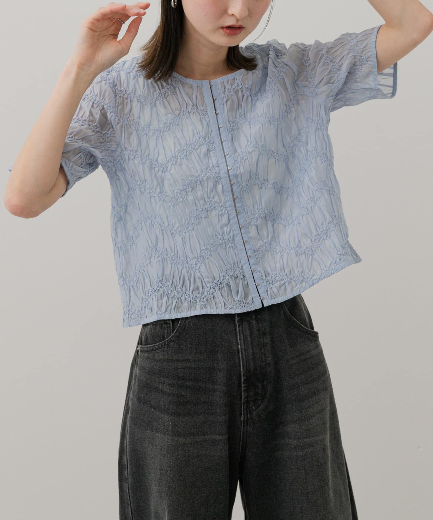 【センスオブプレイス/SENSE OF PLACE by URBAN RESEARCH】のフロントホックシャーリングブラウス インテリア・キッズ・メンズ・レディースファッション・服の通販 founy(ファニー) 　ファッション　Fashion　レディースファッション　Ladies' Fashion Online　トップス・カットソー　Tops/Tshirt　シャツ/ブラウス　Shirts/Blouses　2025年　2025　2025春夏・S/S　Ss,Spring/Summer,2025　おすすめ　Recommend　キャミ　Cami　クロップド　Cropped　ダウン　Down　デニム　Denim　トレンド　Trend　ノースリーブ　No Sleeve　フロント　Front　夏　Summer　S/S・春夏　Ss・Spring/Summer　L.BLUE|ID: prp329100004550628 ipo3291000000032608998