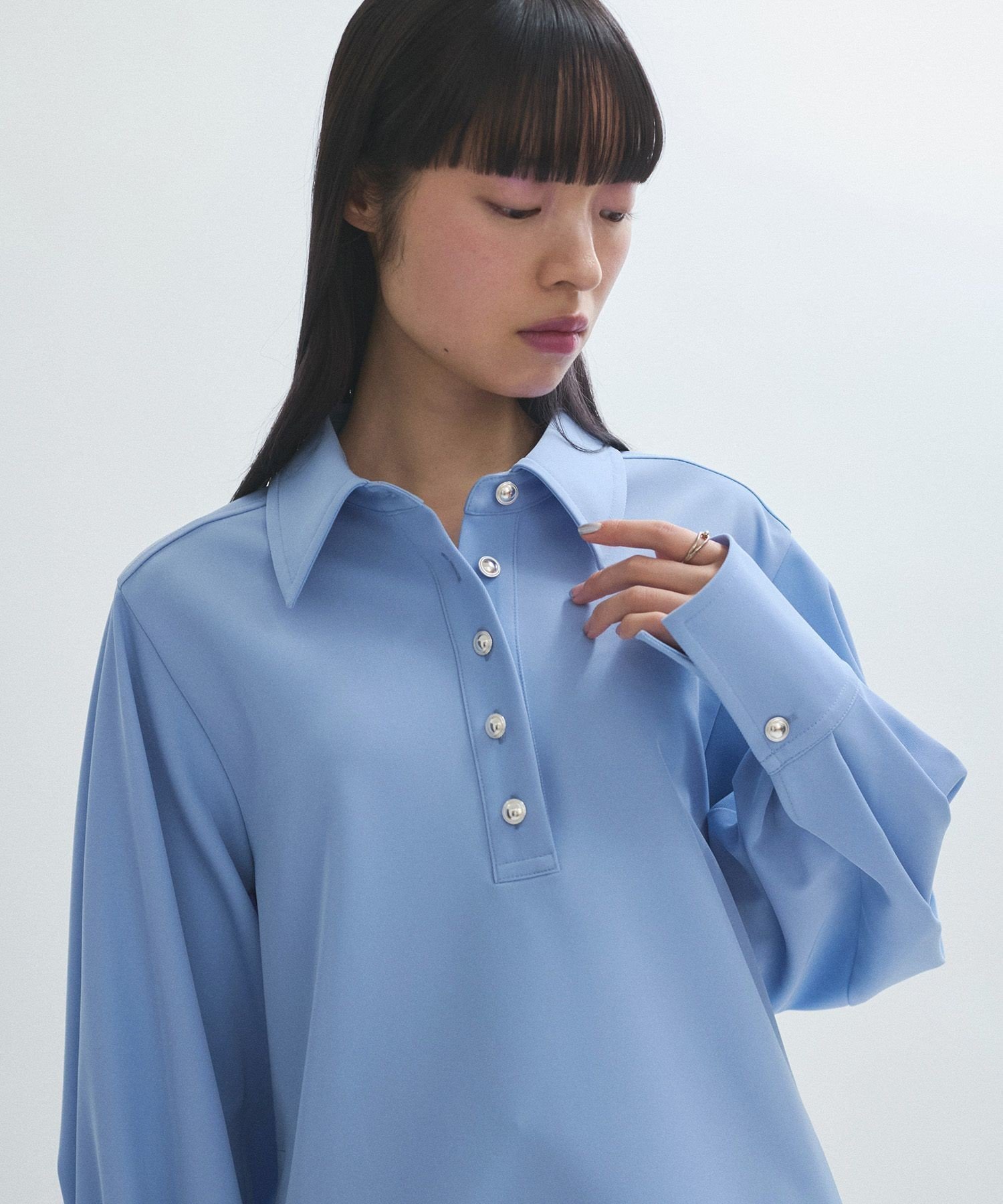 【アダム エ ロペ/ADAM ET ROPE'】の【サステナブル】スキッパーシャツ インテリア・キッズ・メンズ・レディースファッション・服の通販 founy(ファニー) 　ファッション　Fashion　レディースファッション　Fashion for Women　トップス・カットソー　Cut & Sew Tops　シャツ・ブラウス・オフィスカジュアル　Elegant Blouses & Button-Ups　春　Spring　ジャケット　Jacket, Outerwear　スキッパー　Skipper, Open Collar　スラックス　Slacks, Dress Pants　ツイル　Twist, Twisted Detail　デニム　Denim, Jeans Material　フェミニン　Feminine, Girly　フロント　Front, Front Design　ポケット　Pocket, Pocket Detail　ポロシャツ　Polo Shirt, Collared Tee　メタル　Metal, Metal Parts　ワイド　Wide, Wide Fit　S/S・春夏　SS, Spring/Summer, Warm Season　おすすめ　Recommended / Our Picks　夏　Summer　2025年　2025　2025春夏・S/S　Spring/Summer 2025 SS25　サックス(48)|ID: prp329100004550674 ipo3291000000033470024