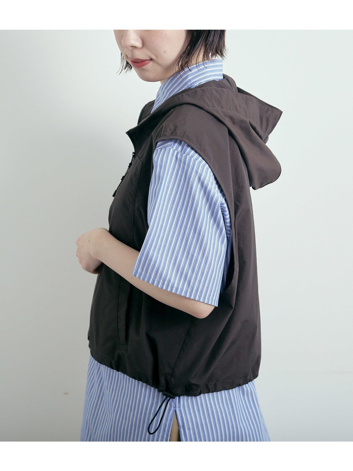 【サマンサモスモス/Samansa Mos2】のナイロンフードジップベスト インテリア・キッズ・メンズ・レディースファッション・服の通販 founy(ファニー) 　ファッション　Fashion　レディースファッション　Fashion for Women　アウター　Coat / Outerwear Collection　トップス・カットソー　Cut & Sew Tops　ベスト&ジレ / 重ね着スタイル　Vests & Gilets　ショート　Short, Short Length　バランス　Balance, Style Balance　ポケット　Pocket, Pocket Detail　軽量　Lightweight, Ultra Light　チャコールグレー|ID: prp329100004550837 ipo3291000000032766144